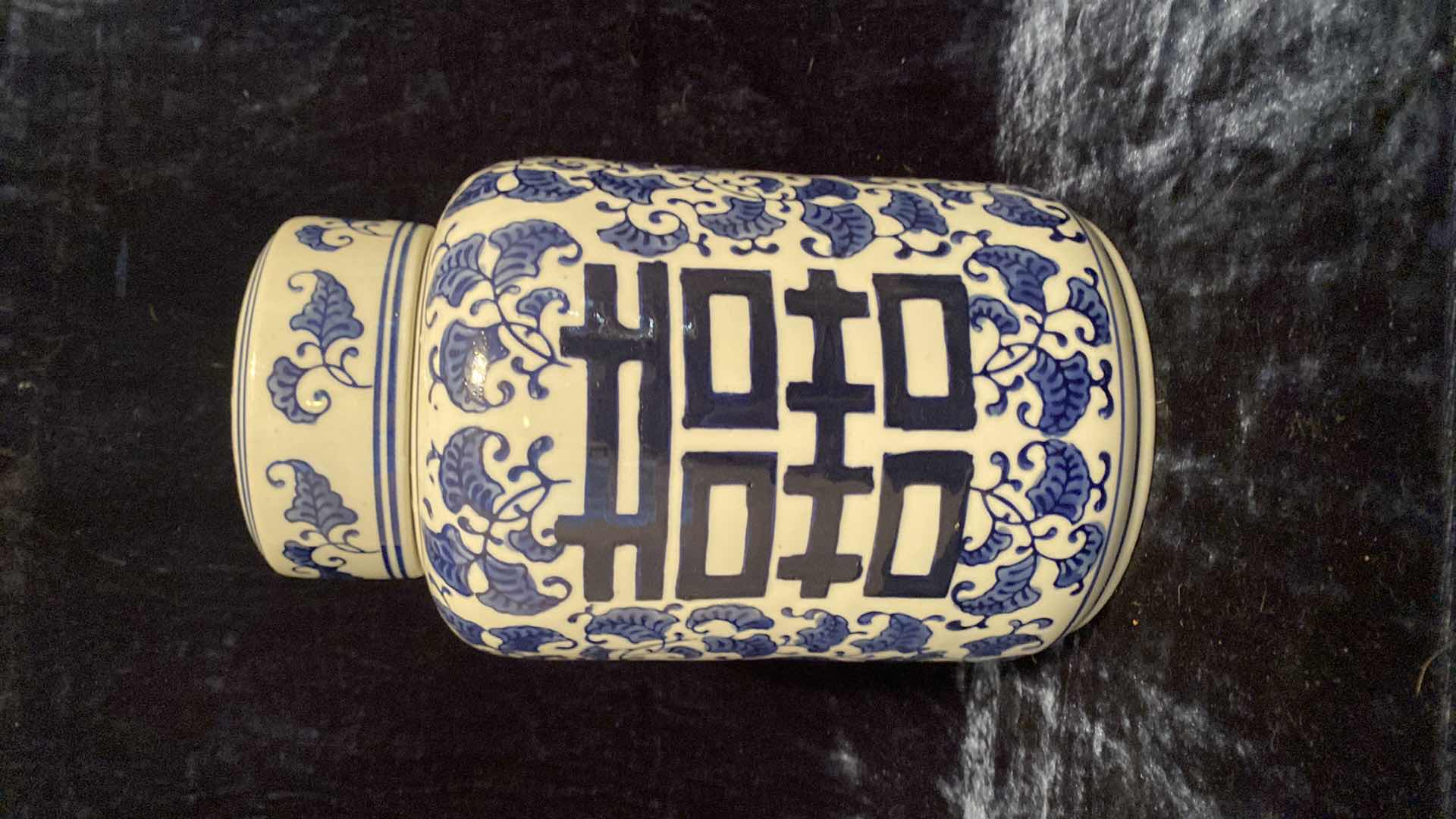 Photo 1 of 1980s BLUE AND WHITE CHINOISERIE GINGER JAR