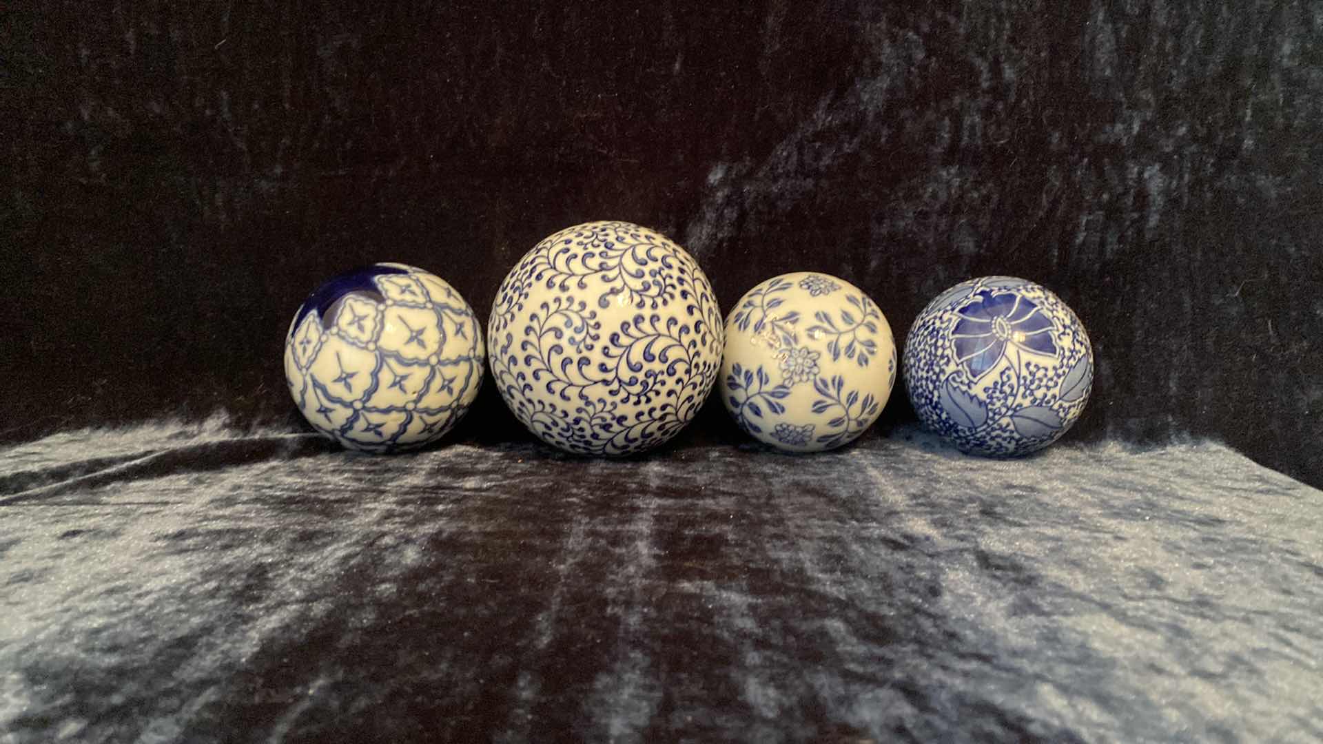 Photo 4 of 4 DECORATIVE vINTAGE, PORCELAIN, CARPET, BALLS, BLUE AND WHITE