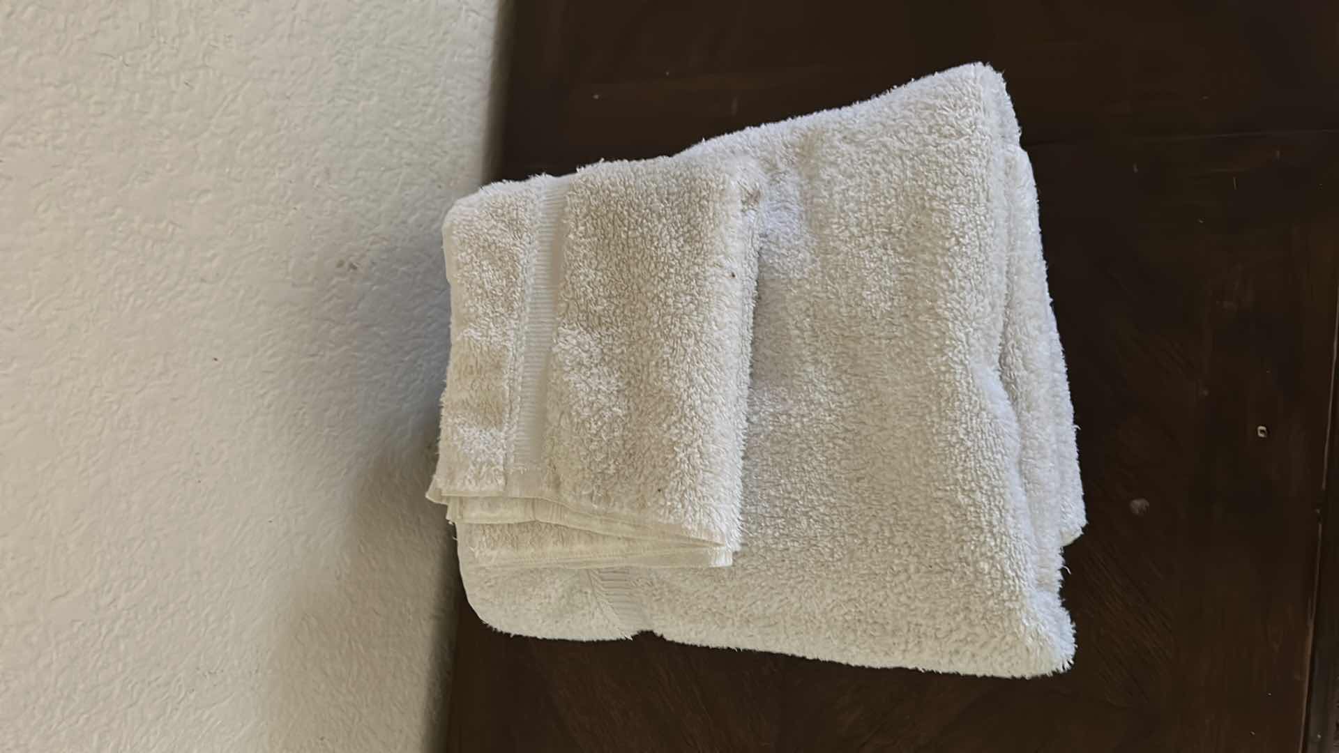 Photo 3 of TOWEL SET