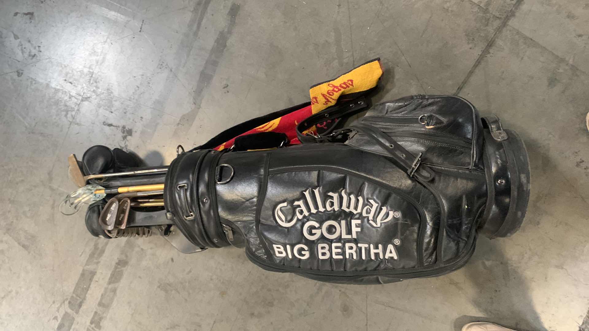 Photo 1 of CALLAWAY GOLF BIG BERTHA GOLF BAG W CLUBS AND UMBRELLA,  TOWEL AND MORE