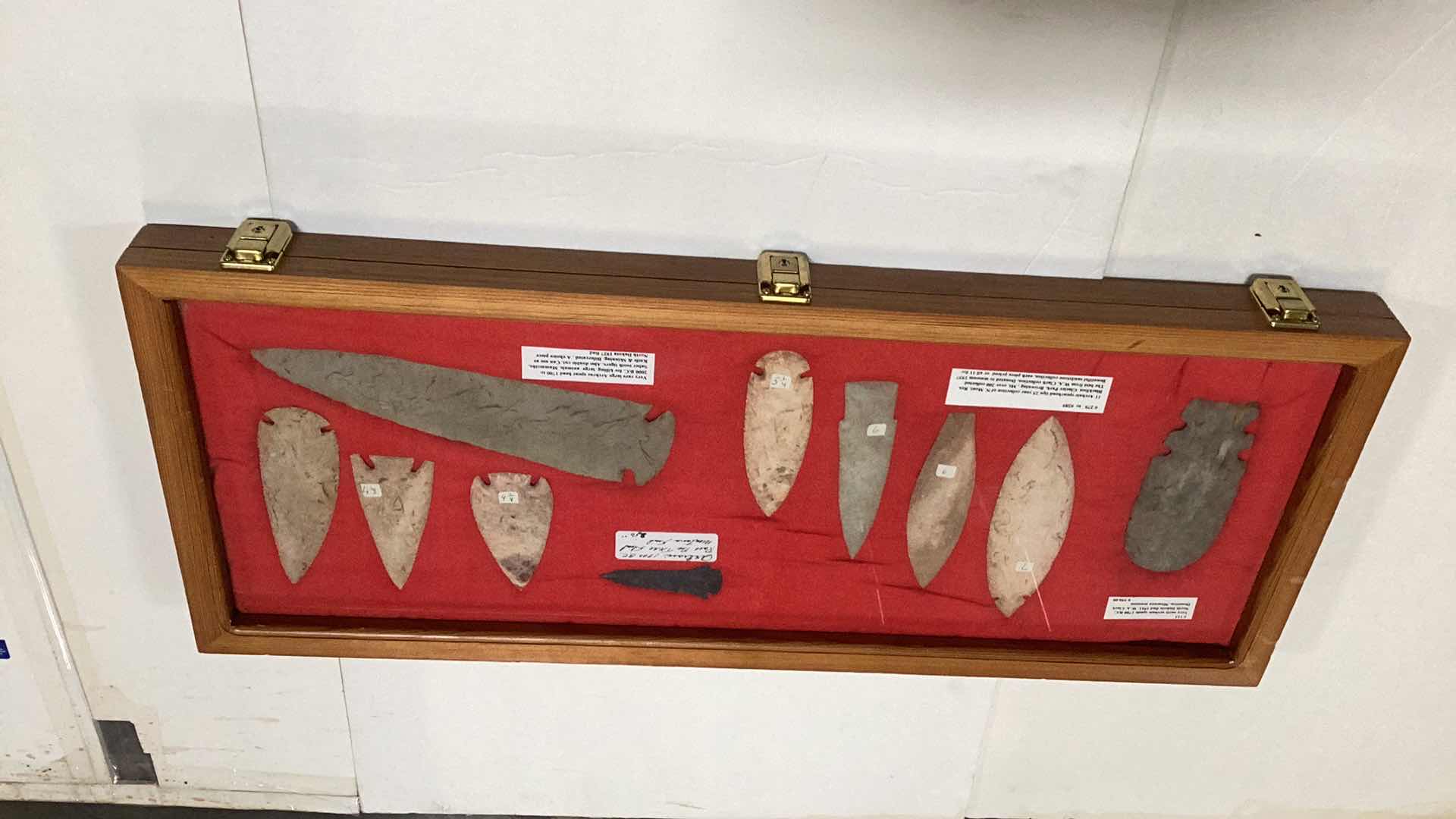 Photo 1 of VERY RARE CIRCA 1700 B.C. NORTH AMERICAN INDIAN SPEARHEADS, SPADE, AND TREE FLINT ARROWHEAD CASE 12” X 39”