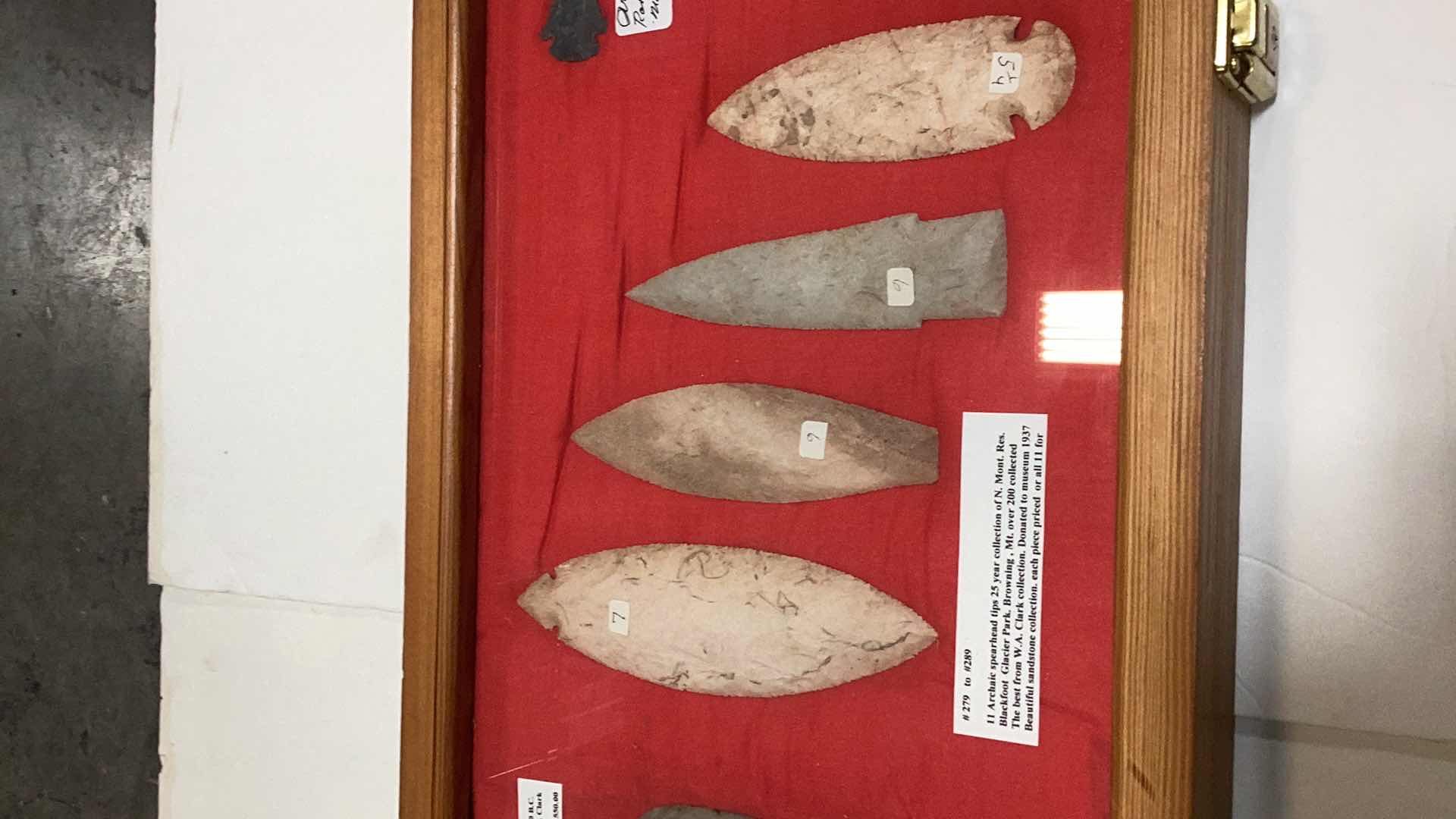 Photo 3 of VERY RARE CIRCA 1700 B.C. NORTH AMERICAN INDIAN SPEARHEADS, SPADE, AND TREE FLINT ARROWHEAD CASE 12” X 39”