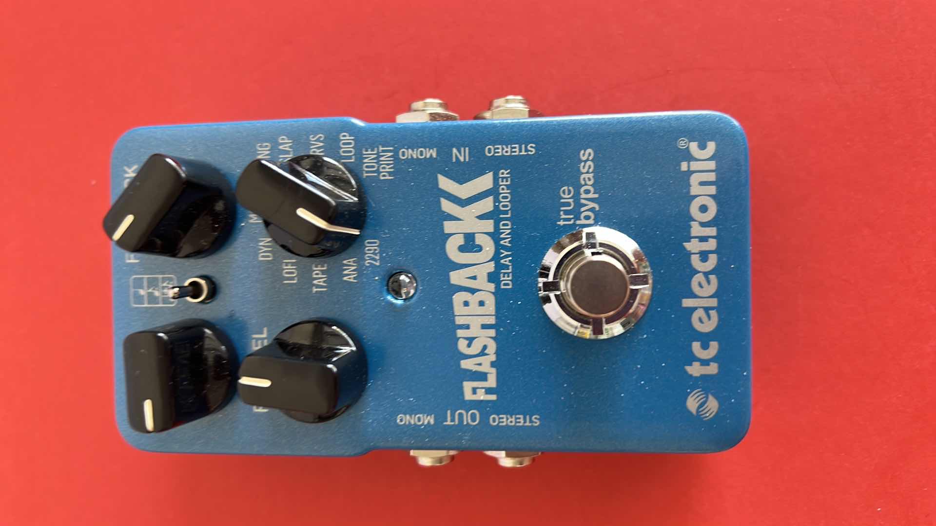 Photo 1 of  TC ELECTRONIC FLASHBACK X4 DELAY AND LOOPER EFFECT PEDAL
