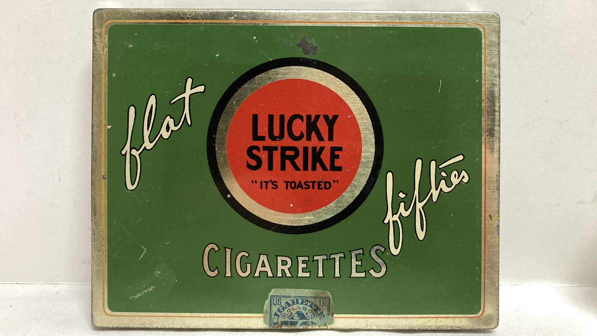 Photo 2 of LUCKY STRIKES FLAT FIFTIES TIN W DICE TABLE LIGHTER