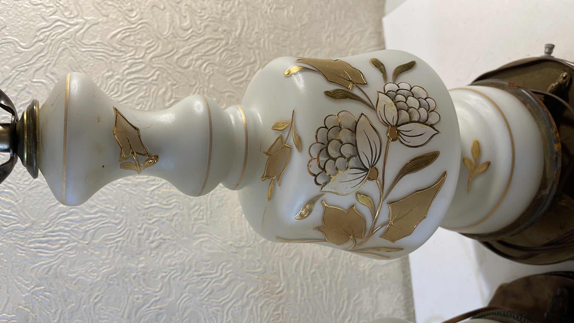 Photo 3 of 2 VINTAGE HOLLYWOOD REGENCY WHITE GLASS TABLE LAMPS GOLD LEAF FLORAL 