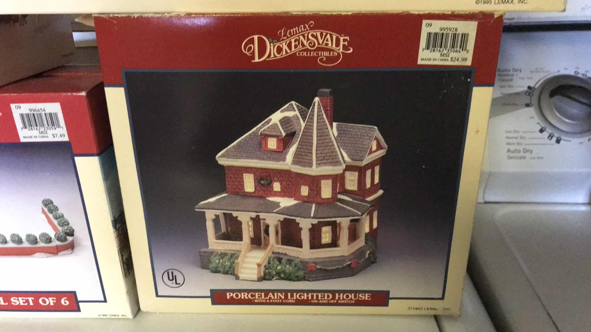 Photo 3 of LEMAX DICKENSVALE COLLECTABLES PORCELAIN LGHTED HOUSES AND FENCE