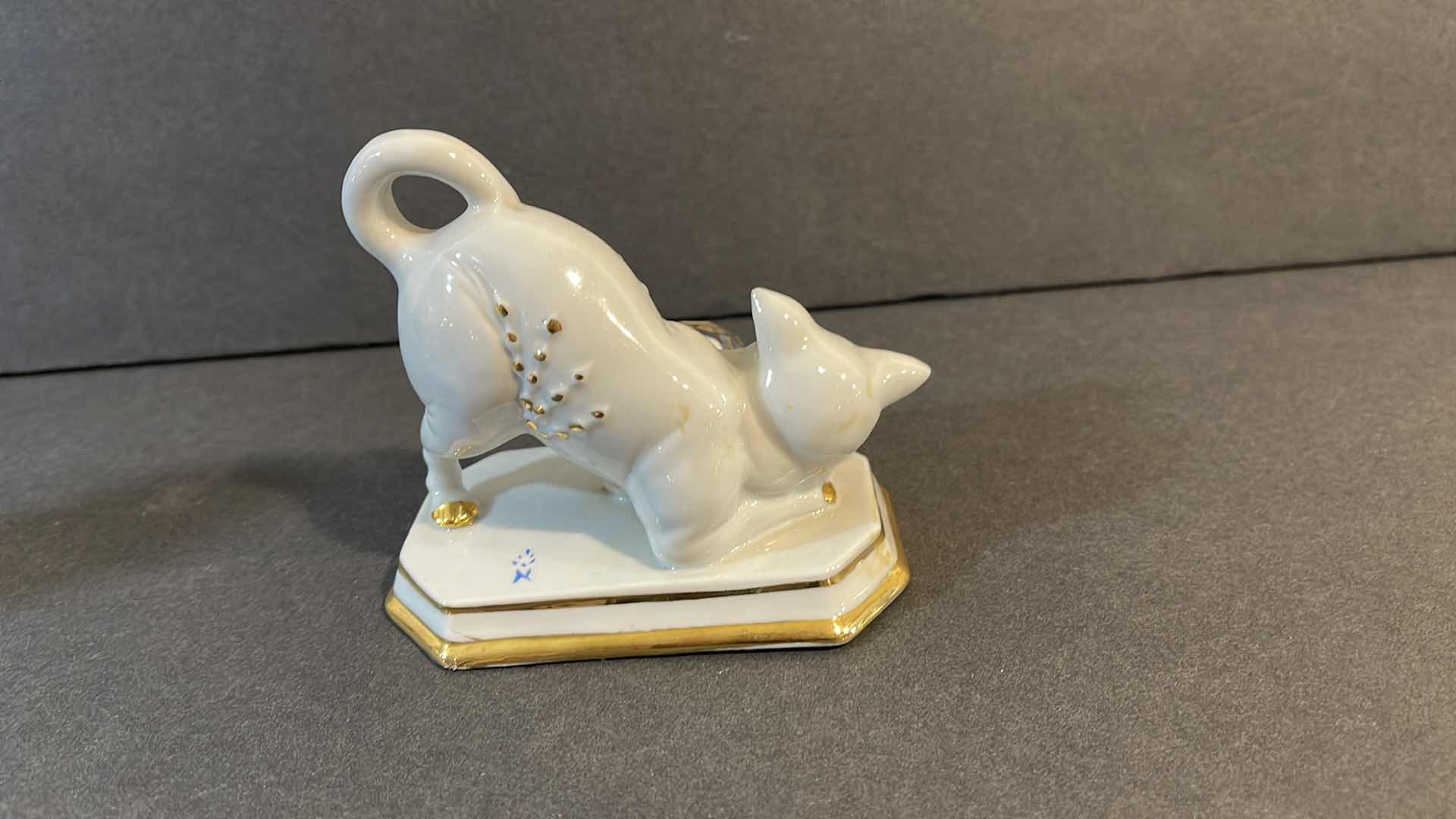 Photo 3 of CAPODIMONTE PORCELAIN WHITE & GOLD CAT WITH SWAROVSKI CRYSTAL BALL MADE IN ITALY