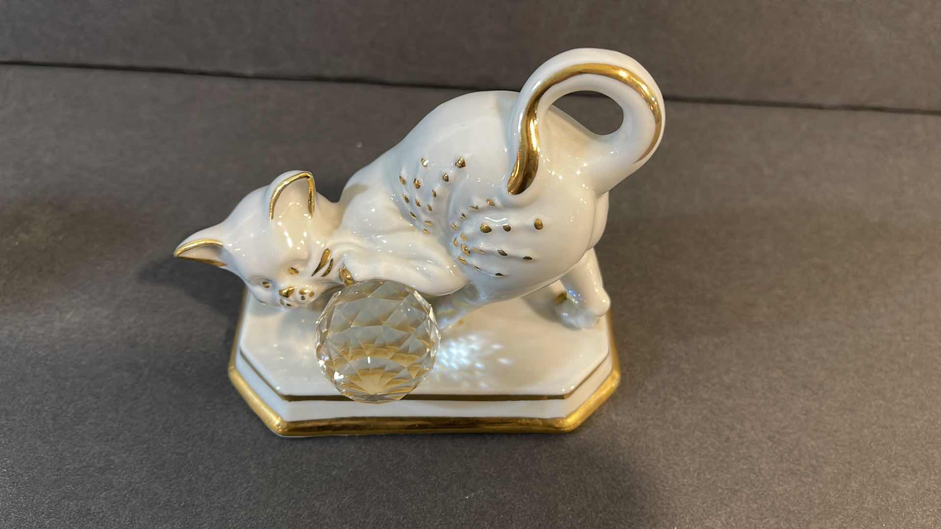 Photo 2 of CAPODIMONTE PORCELAIN WHITE & GOLD CAT WITH SWAROVSKI CRYSTAL BALL MADE IN ITALY