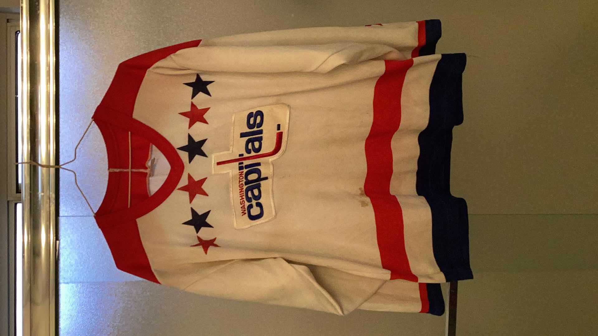 Photo 1 of WASHINGTON CAPITOLS HOCKEY JERSEY