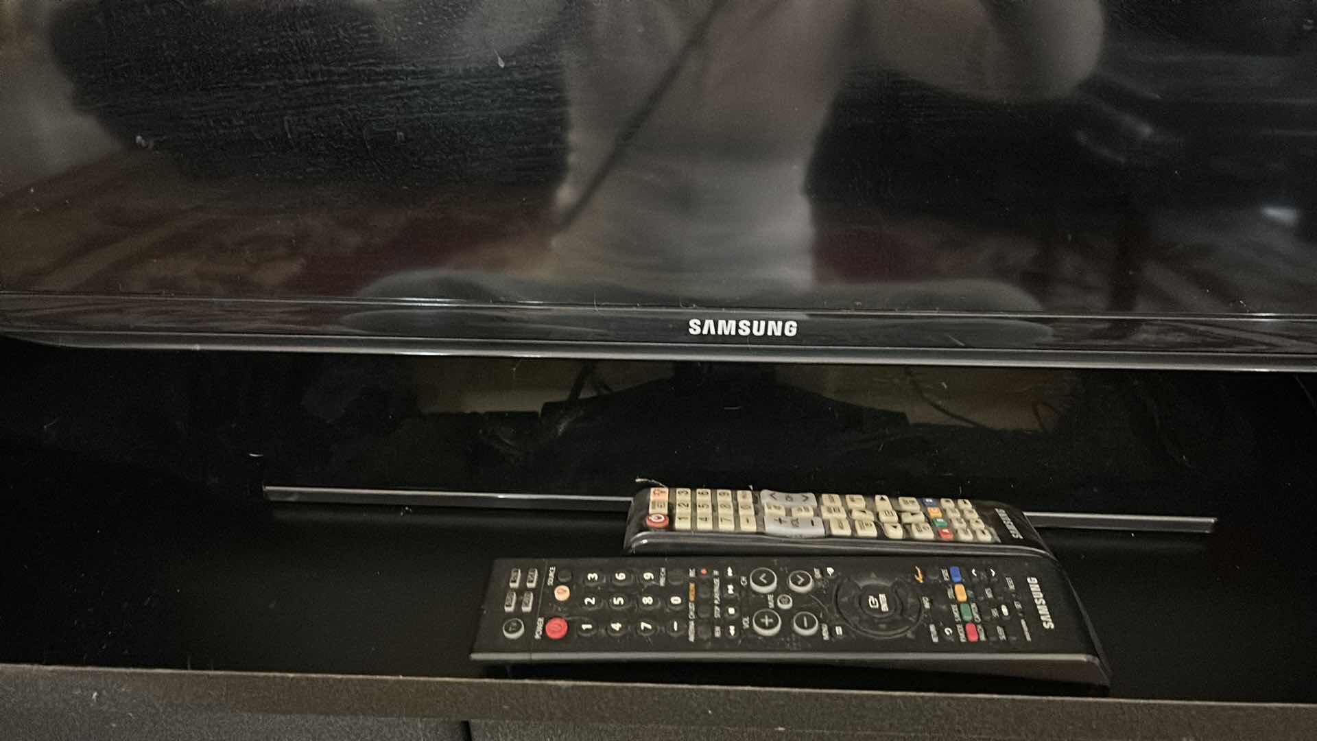 Photo 4 of SAMSUNG 31” TV WITH REMOTE