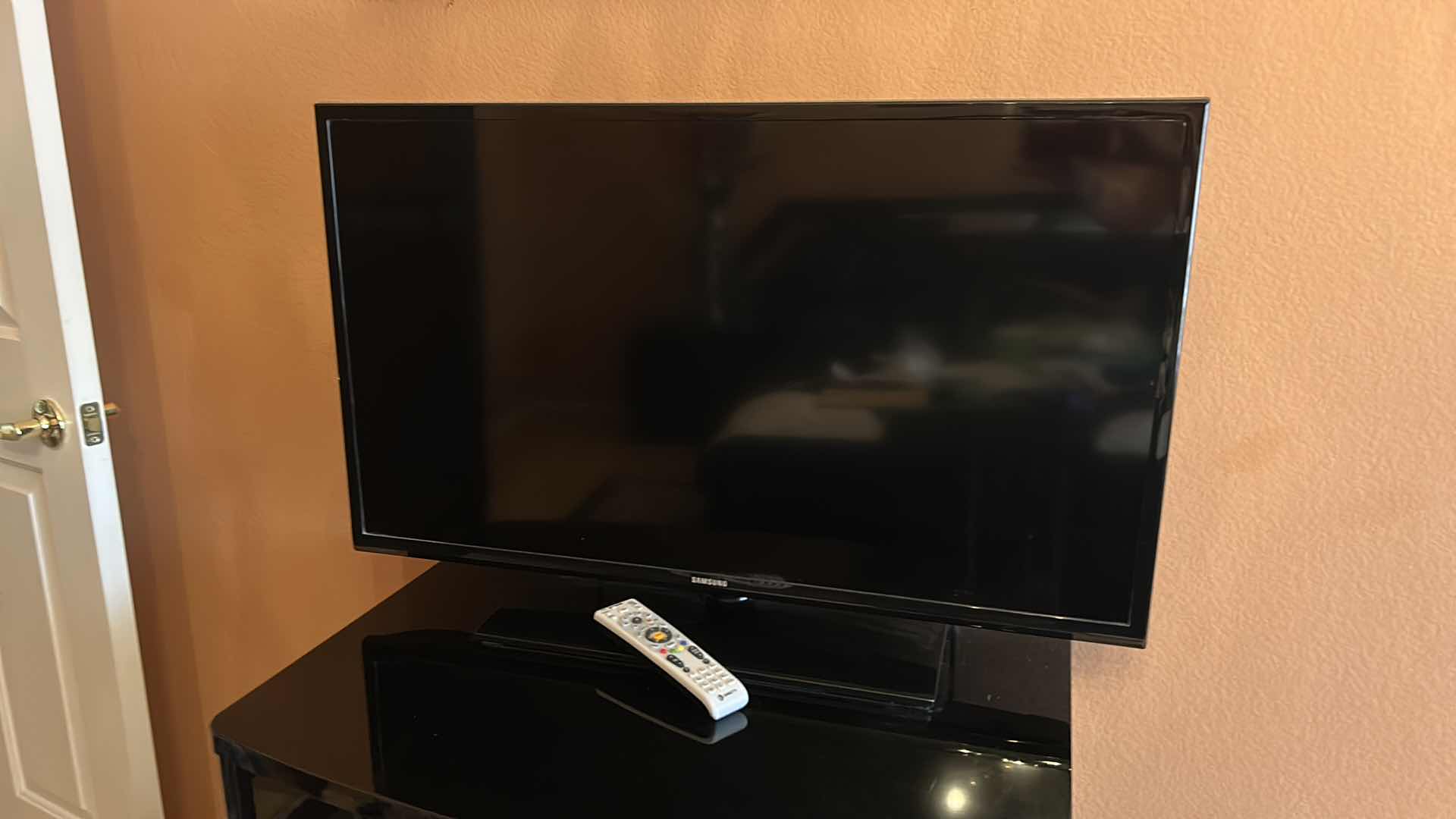 Photo 4 of SAMSUNG 39” TV W REMOTE