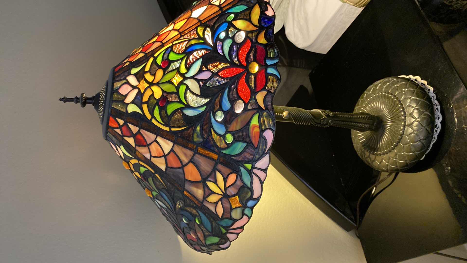 Photo 2 of STAINED GLASS TIFFANY FLORAL TABLE LAMP H29”