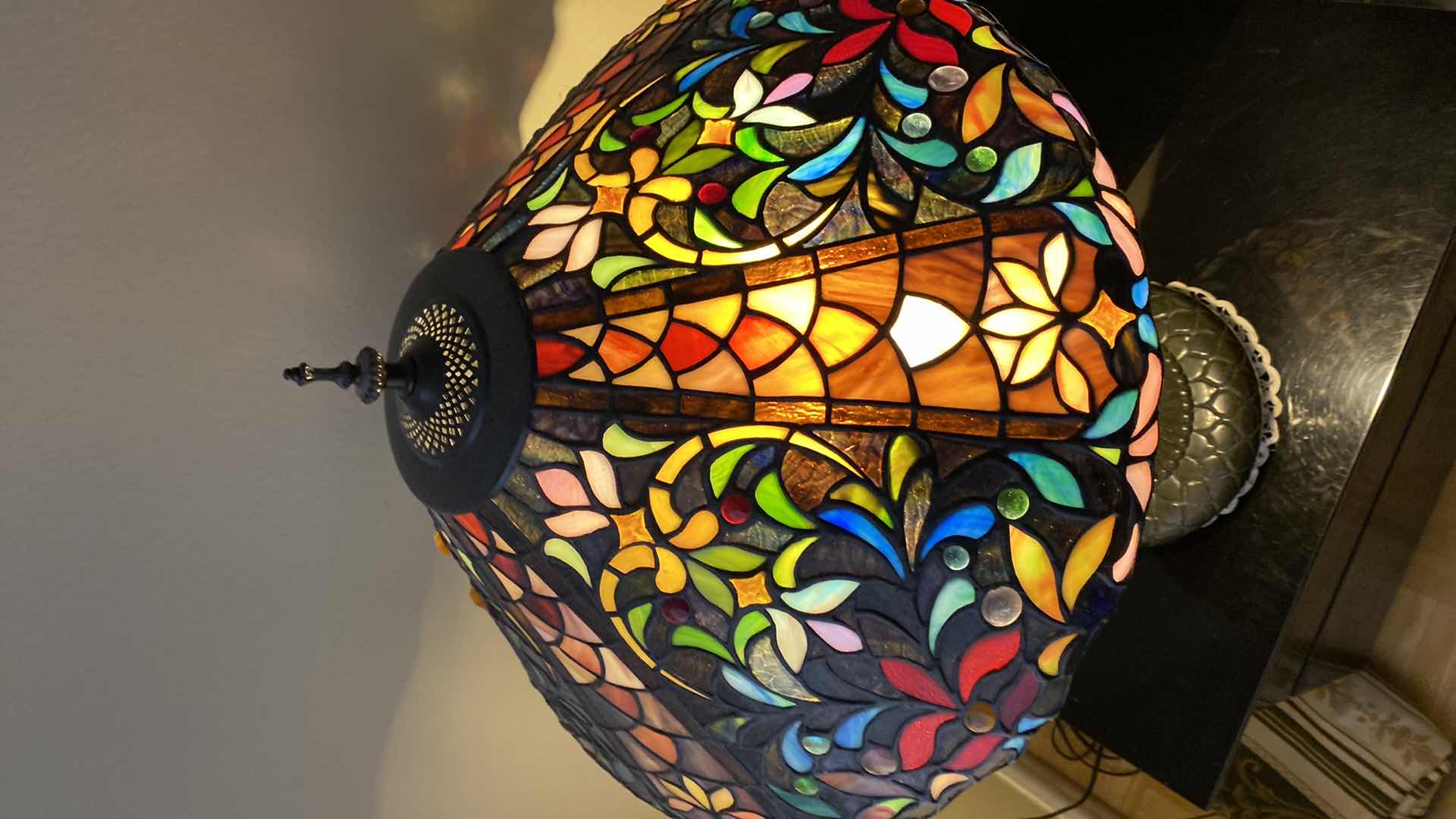 Photo 3 of STAINED GLASS TIFFANY FLORAL TABLE LAMP H29”