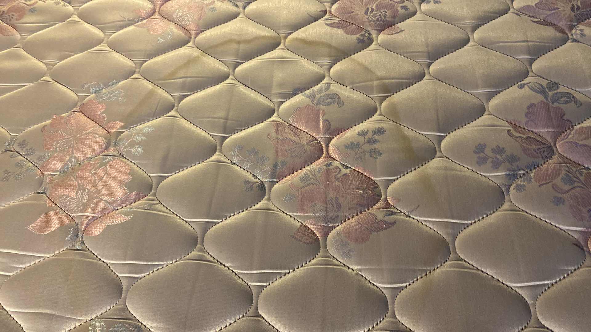 Photo 2 of QUEEN MATTRESS UNKNOWN BRAND(NO BOX SPRING)