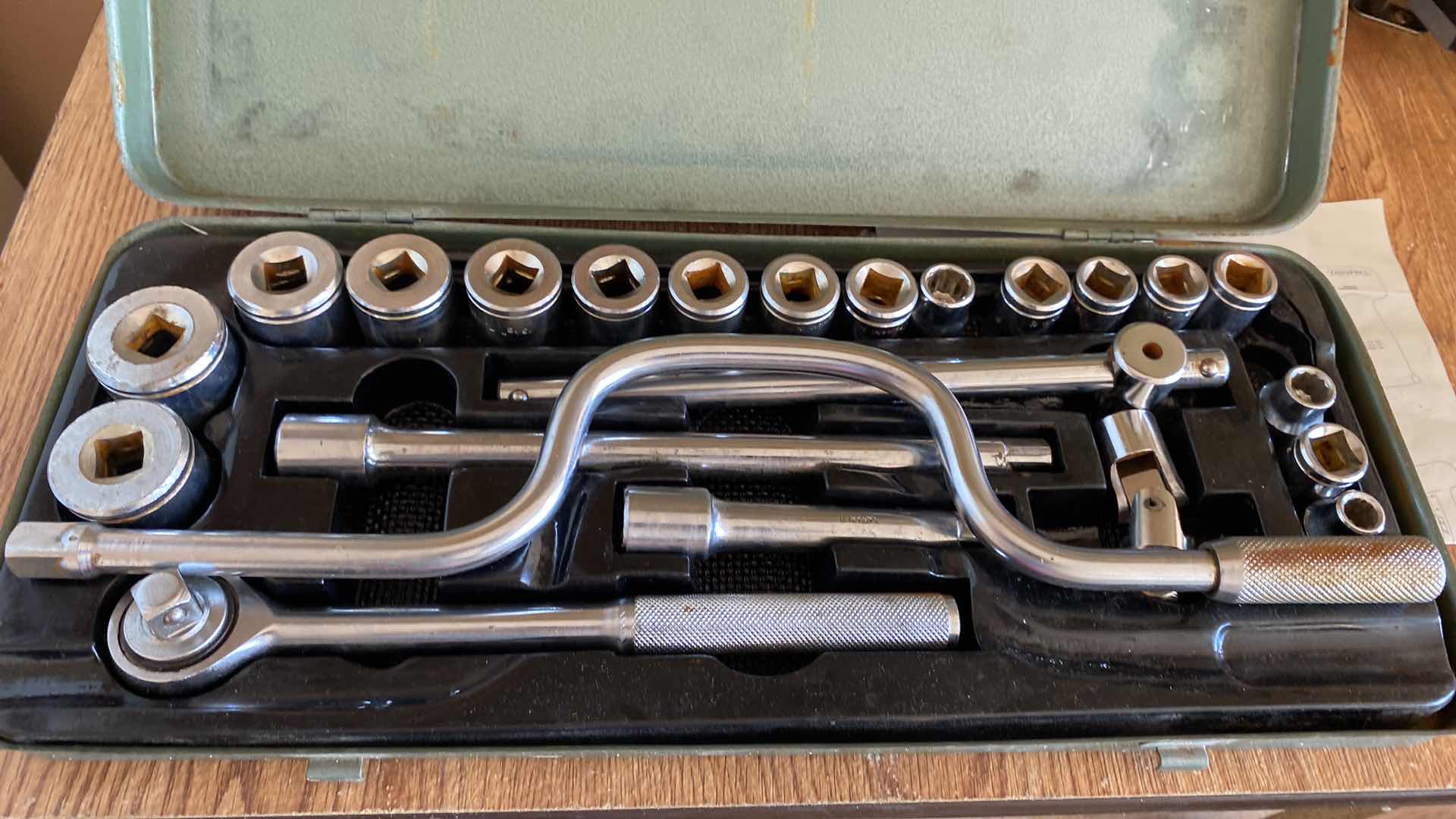 Photo 1 of LARGE RATCHET SET