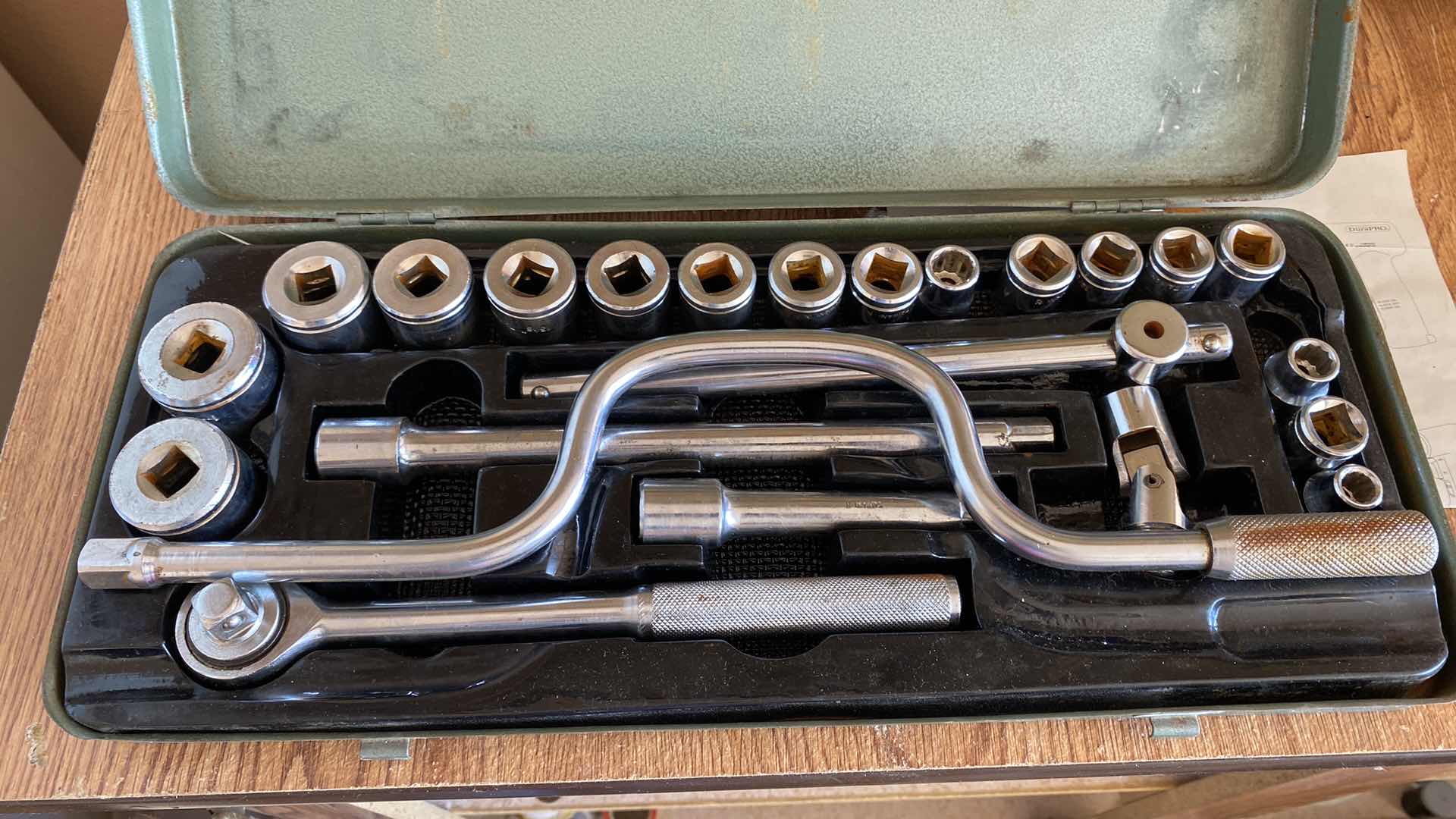 Photo 3 of LARGE RATCHET SET