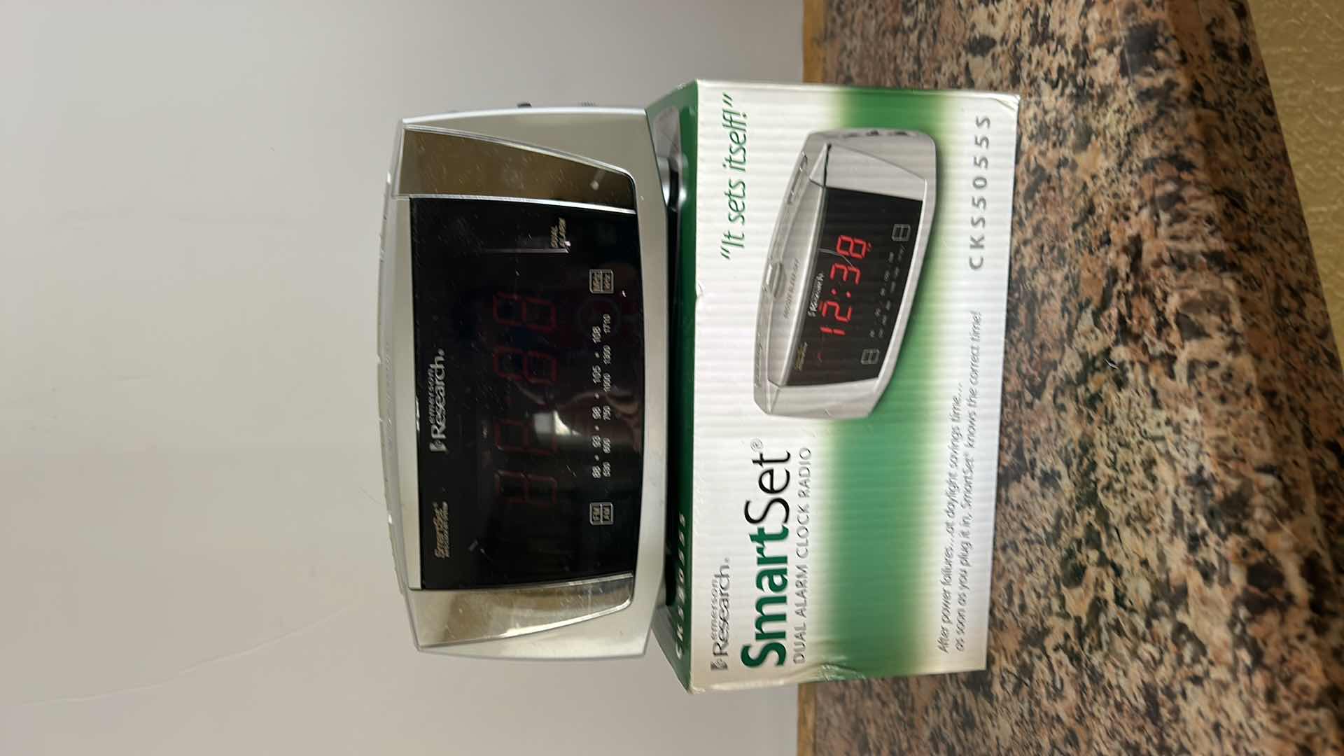 Photo 4 of EMERSON RESEARCH SMART SET DUAL ALARM CLOCK