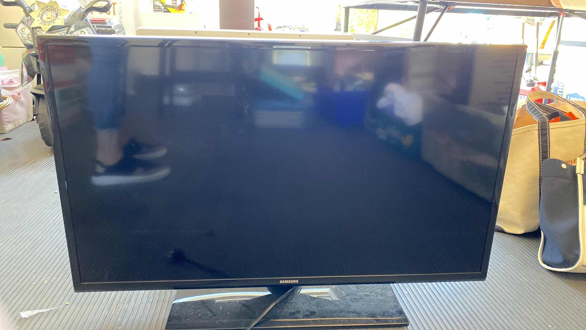 Photo 1 of SAMSUNG 40” TV MISSING REMOTE