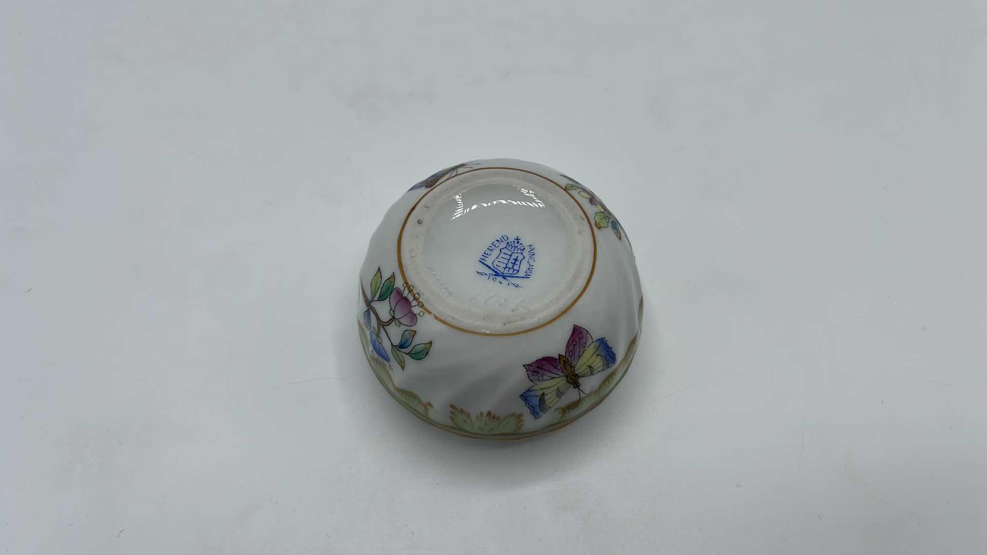 Photo 3 of VINTAGE HANDPAINTED HEREND COVERED CANDY DISH #103 3”