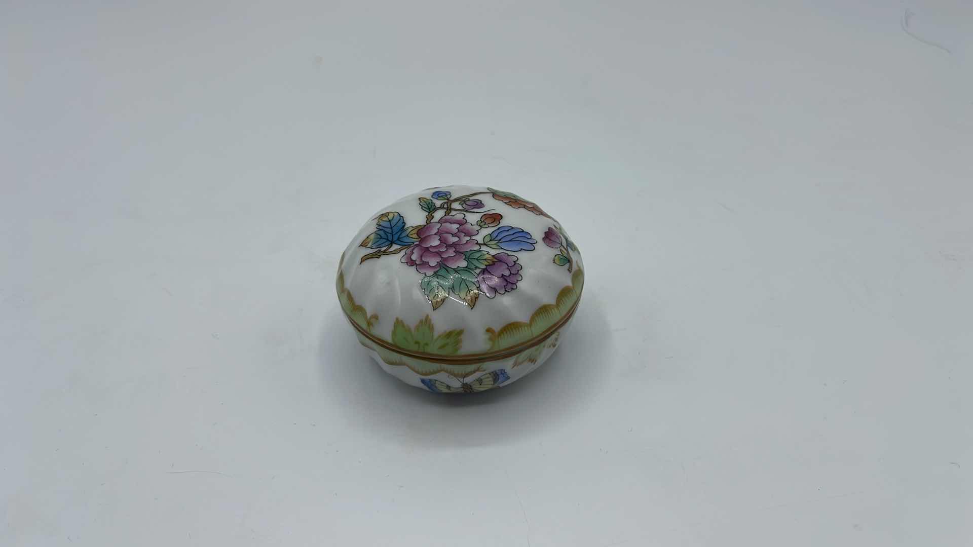 Photo 2 of VINTAGE HANDPAINTED HEREND COVERED CANDY DISH #103 3”