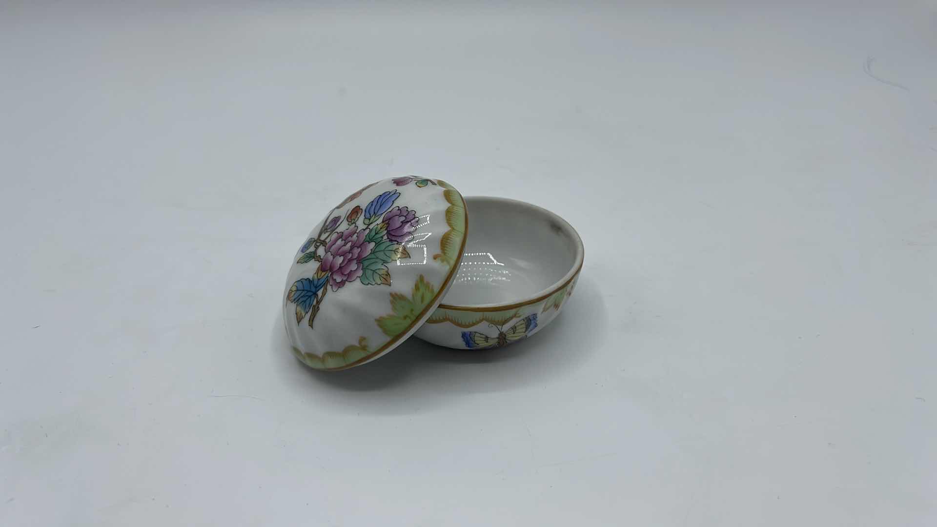 Photo 5 of VINTAGE HANDPAINTED HEREND COVERED CANDY DISH #103 3”