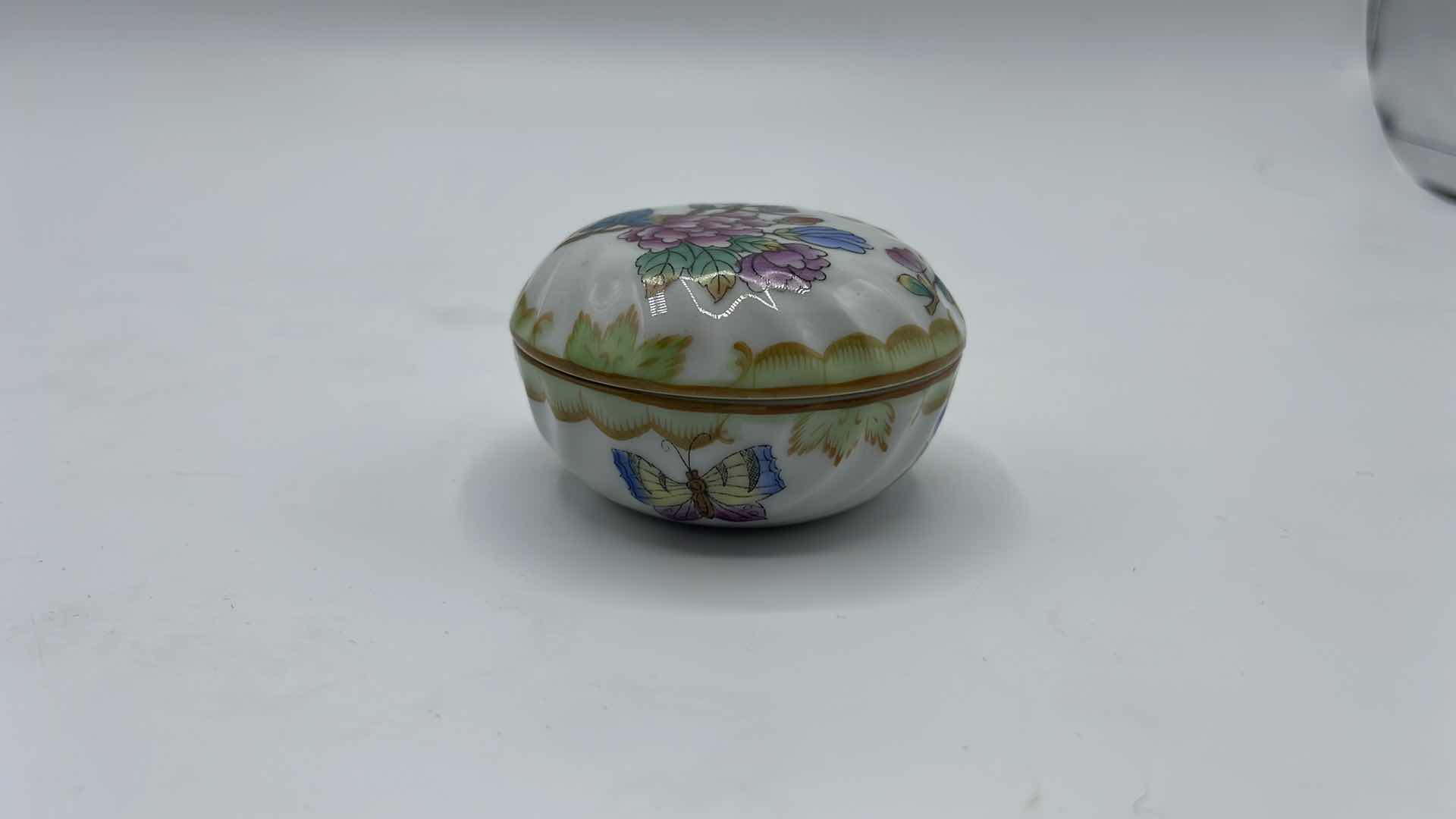 Photo 4 of VINTAGE HANDPAINTED HEREND COVERED CANDY DISH #103 3”