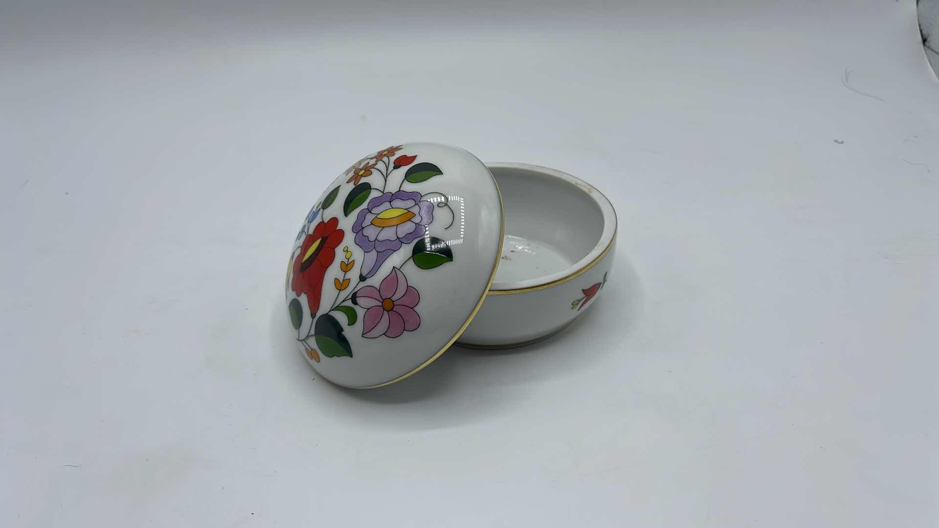 Photo 4 of HANDPAINTED KALOCSA PORCELAIN JEWELRY TRINKET BOX 4”