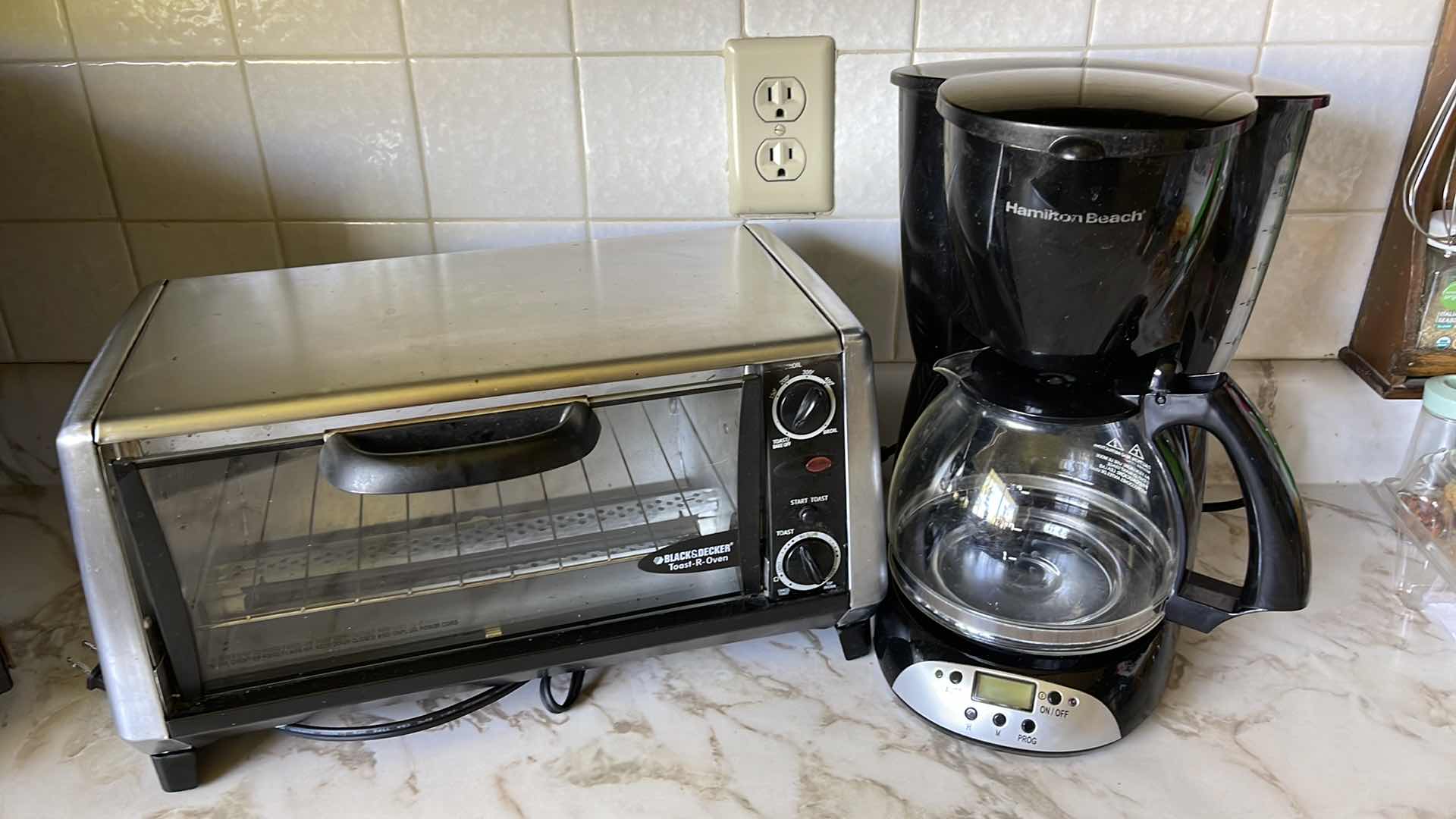 Photo 4 of BLACK AND DECKER TOASTER OVEN W/ HAMILTON BEACH COFFEEPOT