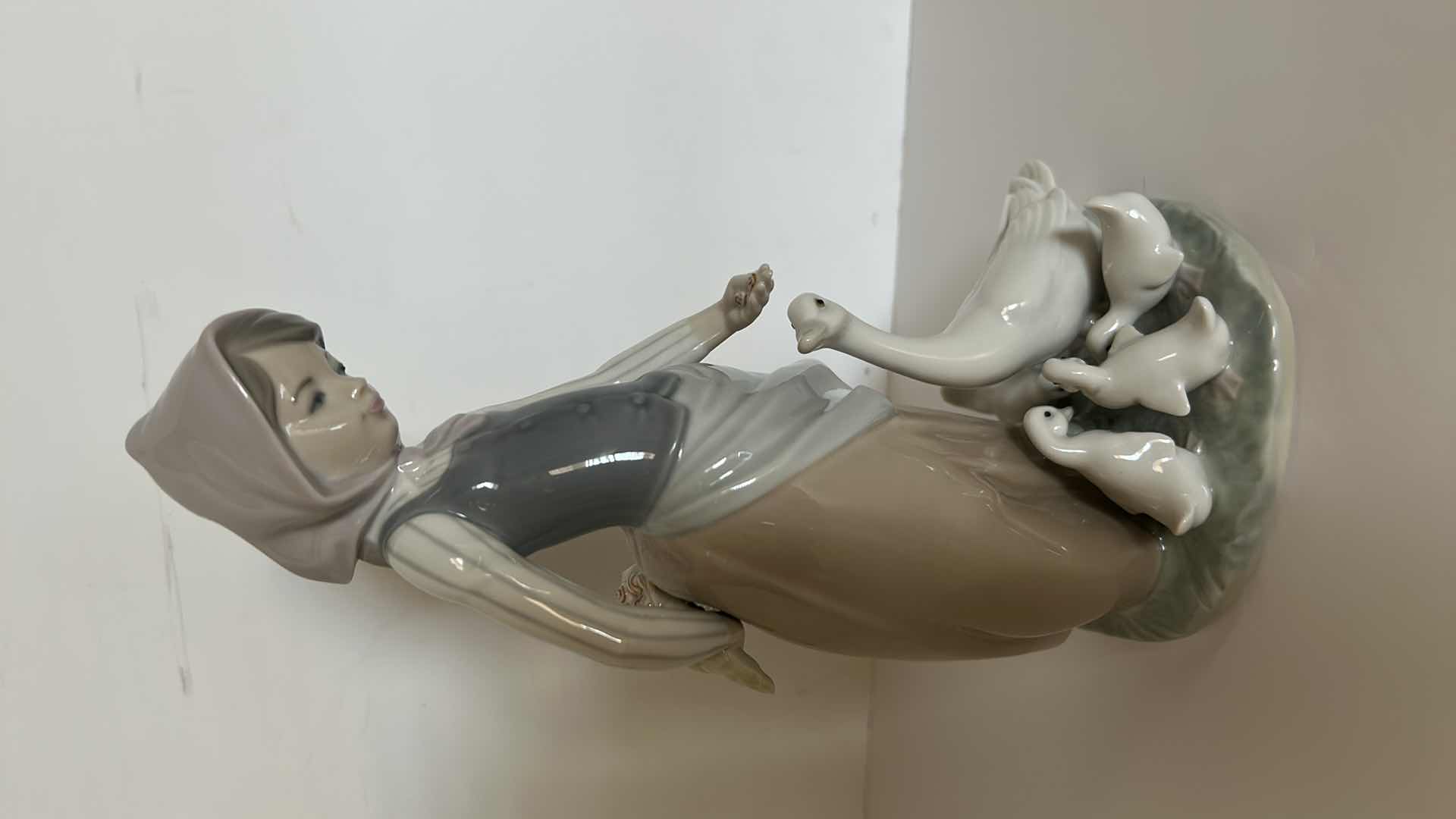 Photo 2 of LLADRO 'FEEDING TIME' PORCELAIN FIGURINE H10”