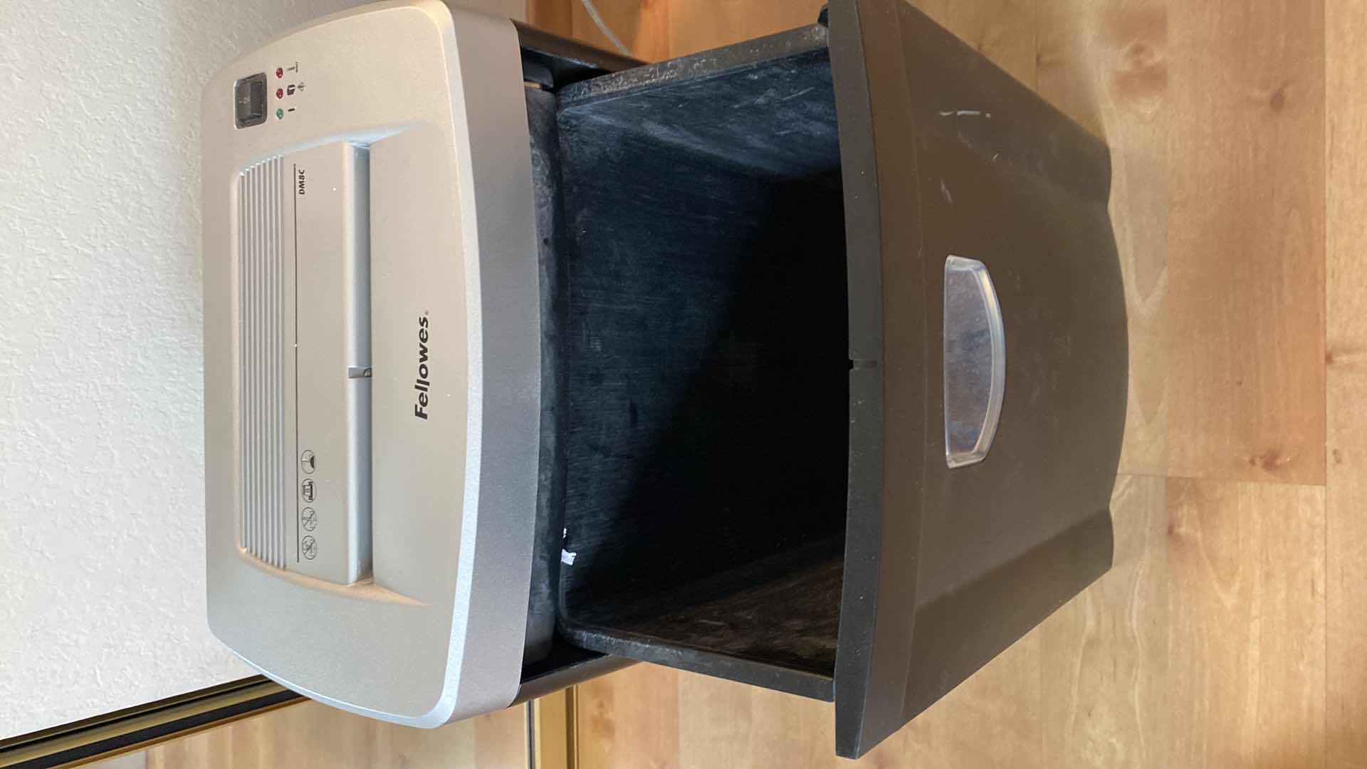 Photo 5 of FELLOWES SHREDDER DM8C