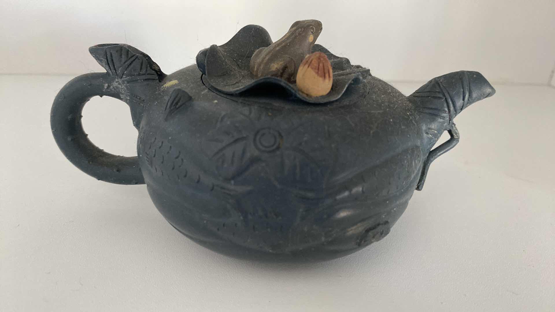 Photo 2 of VINTAGE CHINESE COLLECTIBLE CLAY TEA POT FROG 6“ x 2 3/4“