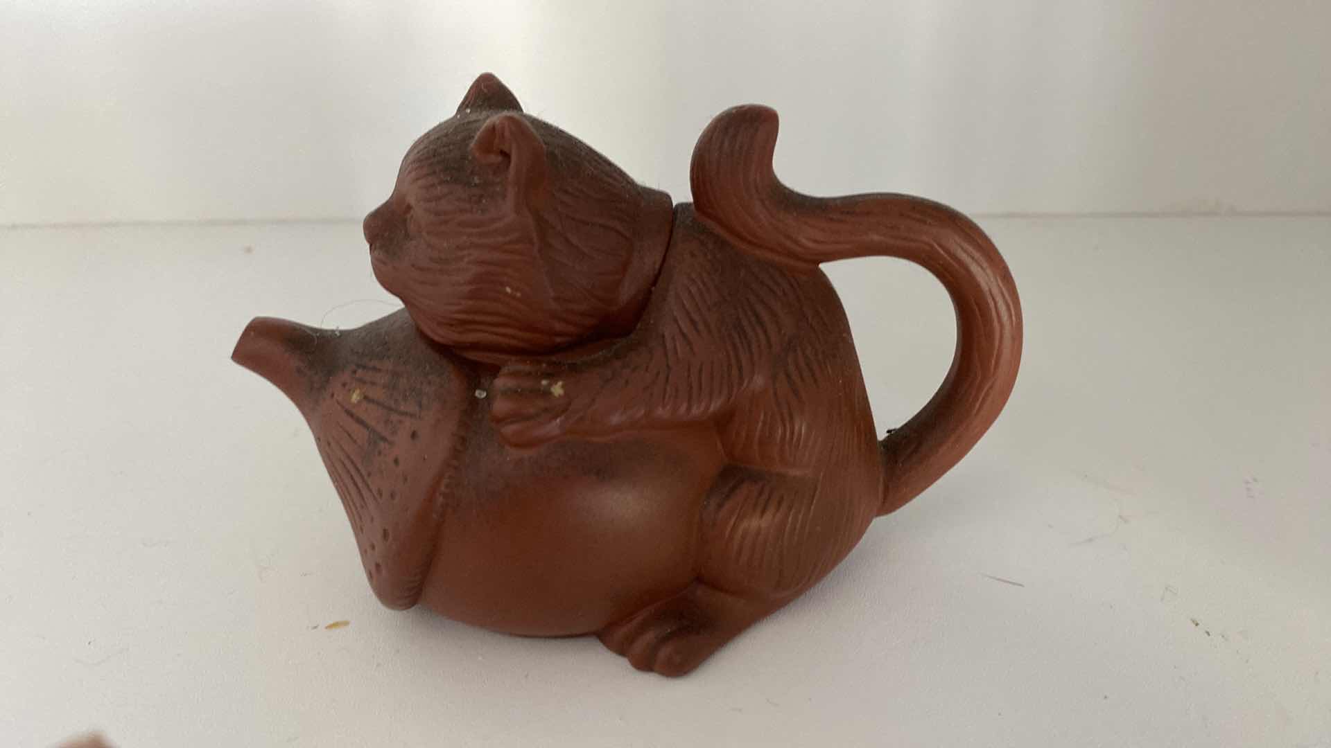 Photo 4 of VINTAGE CHINESE COLLECTIBLE CLAY TEA POT CAT 5 1/2“ x 3“