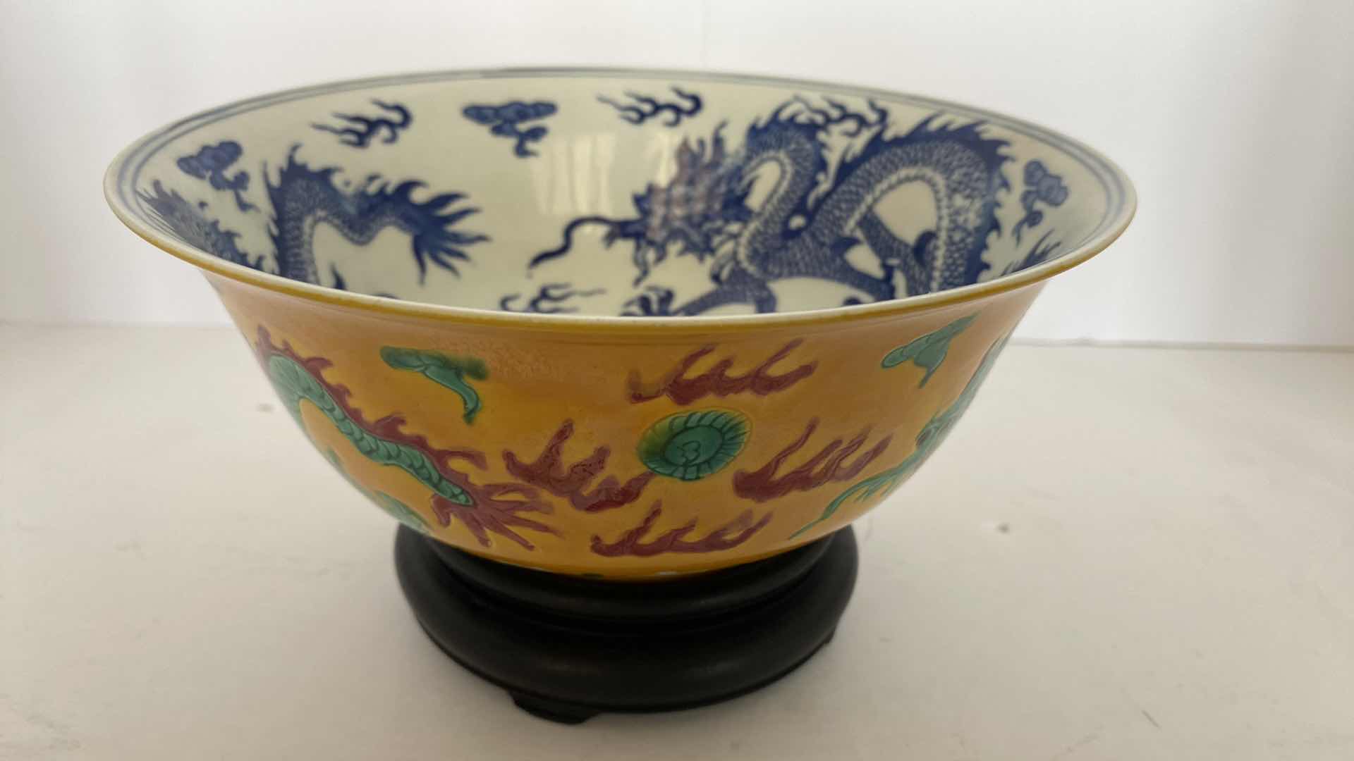 Photo 3 of REIN MARKS ON RARE KANGXI 1644 - 1912 YELLOW AND GREEN DRAGON WITH IMPERIAL BLUE DRAGON INTERIOR DIAMETER 8“ x 3“ ON STAND