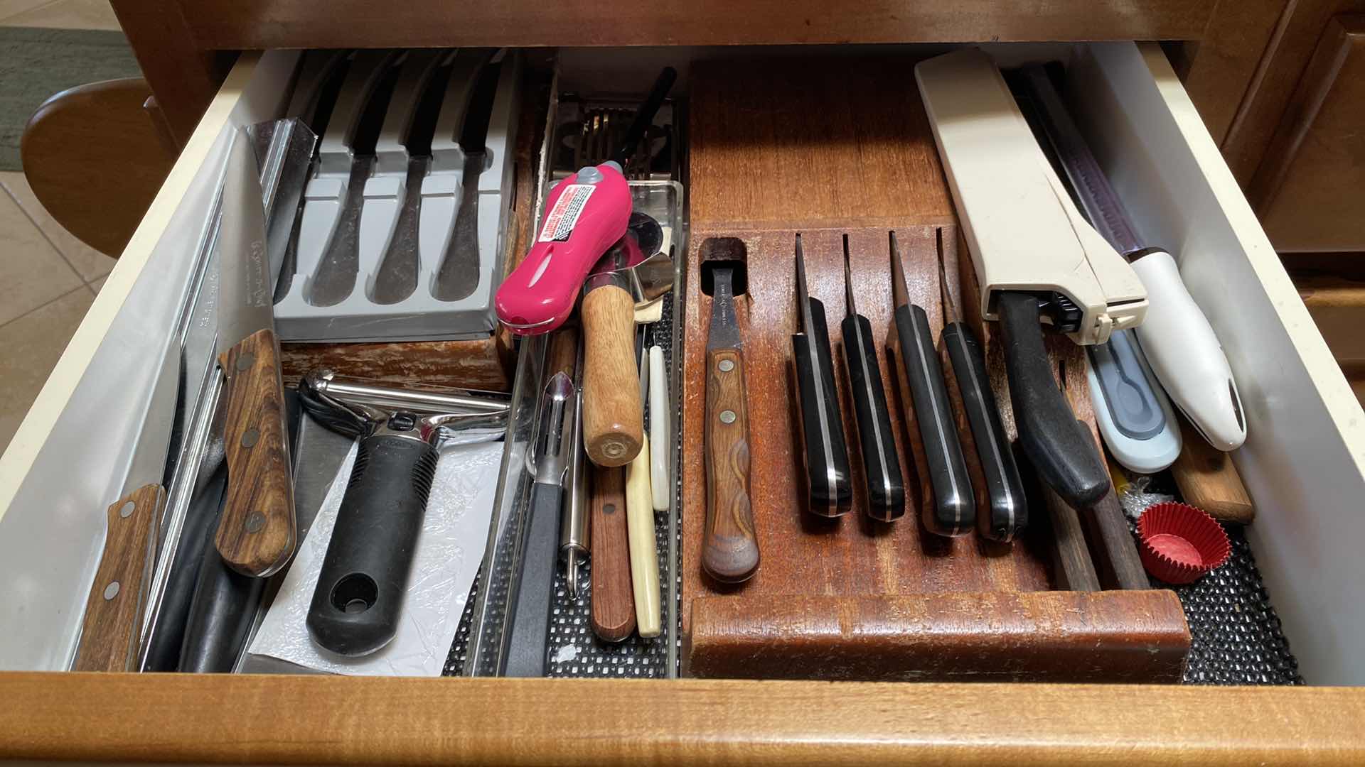 Photo 1 of a CONTENTS OF KITCHEN DRAWERS KNIVES