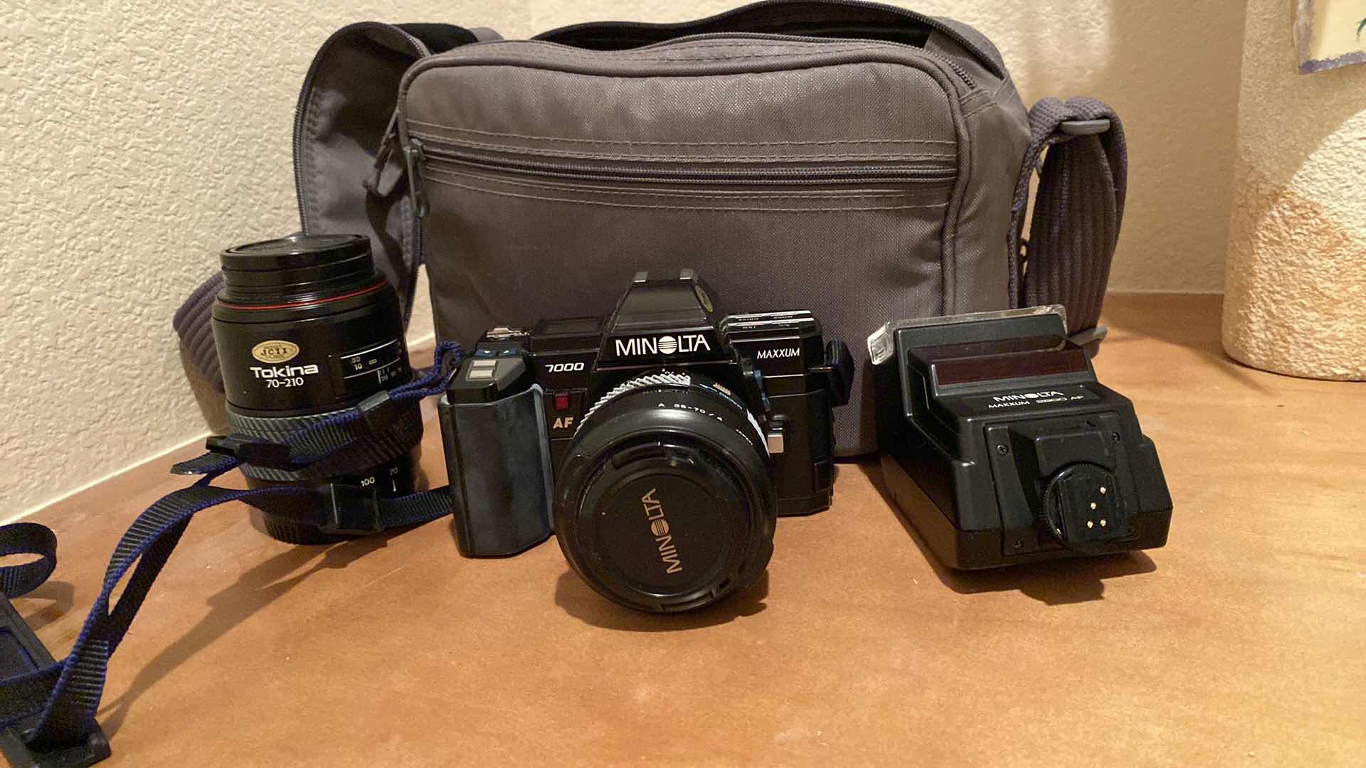 Photo 4 of MINOLTA CAMERA 7000 MAXXUM WITH EXTRA LENS FLASH AND BAG