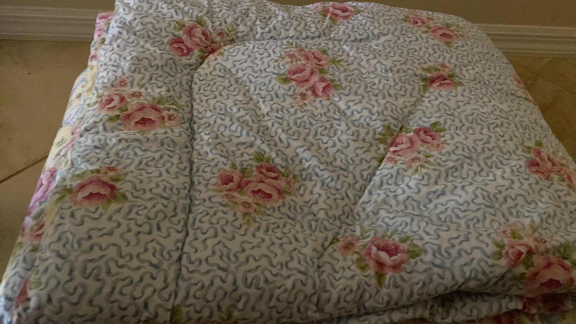 Photo 3 of Twin size floral, reversible comforter, with one sham, and one bedskirt