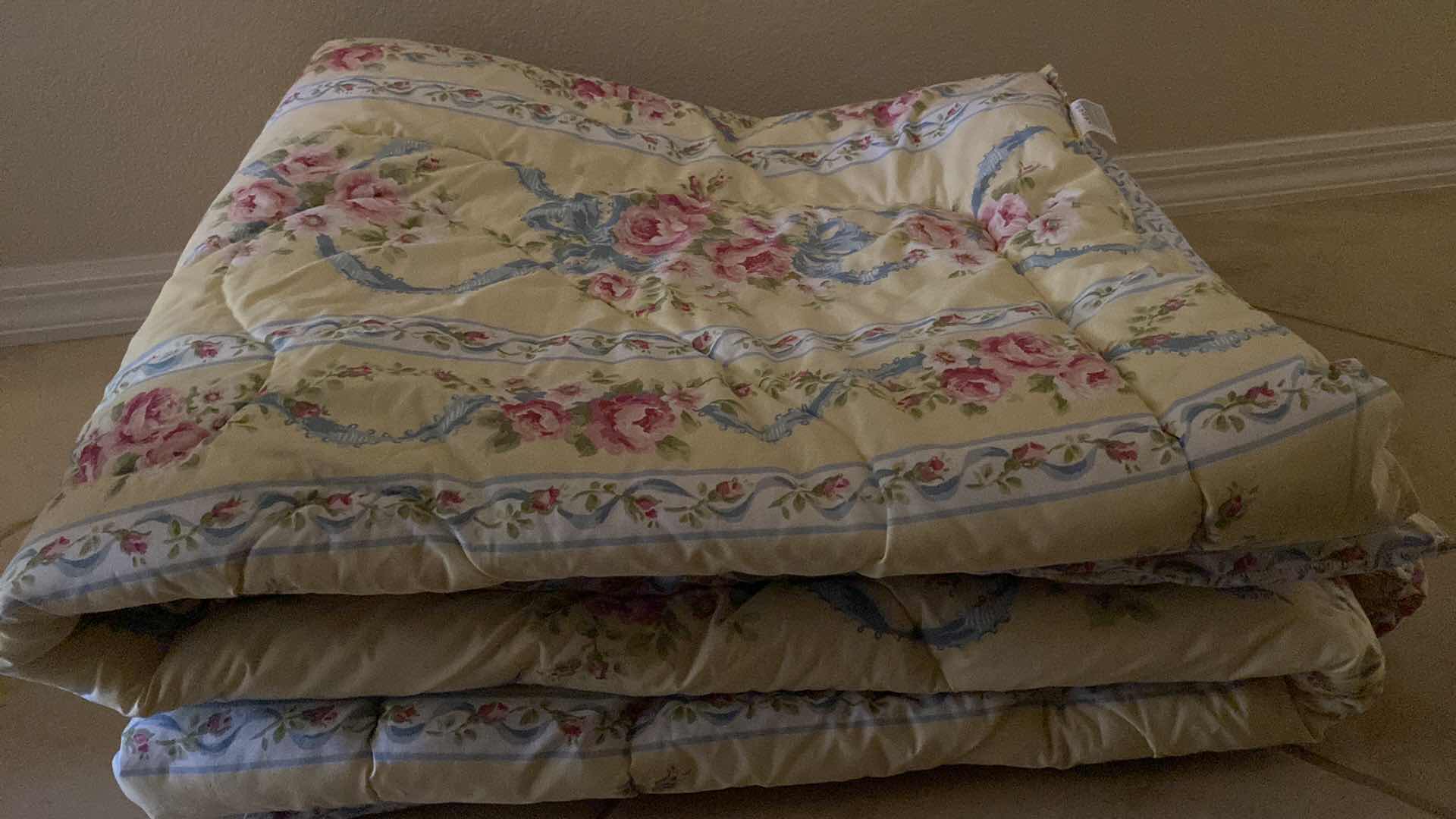 Photo 4 of Twin size floral, reversible comforter, with one sham, and one bedskirt