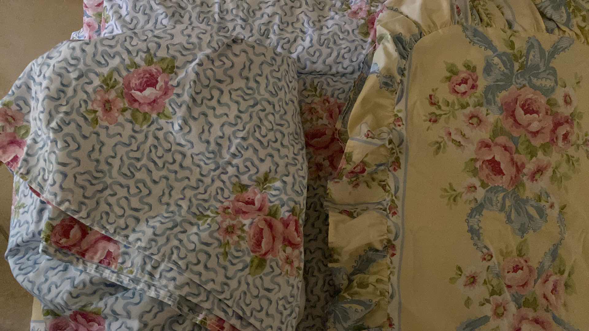 Photo 2 of Twin size floral, reversible comforter, with one sham, and one bedskirt
