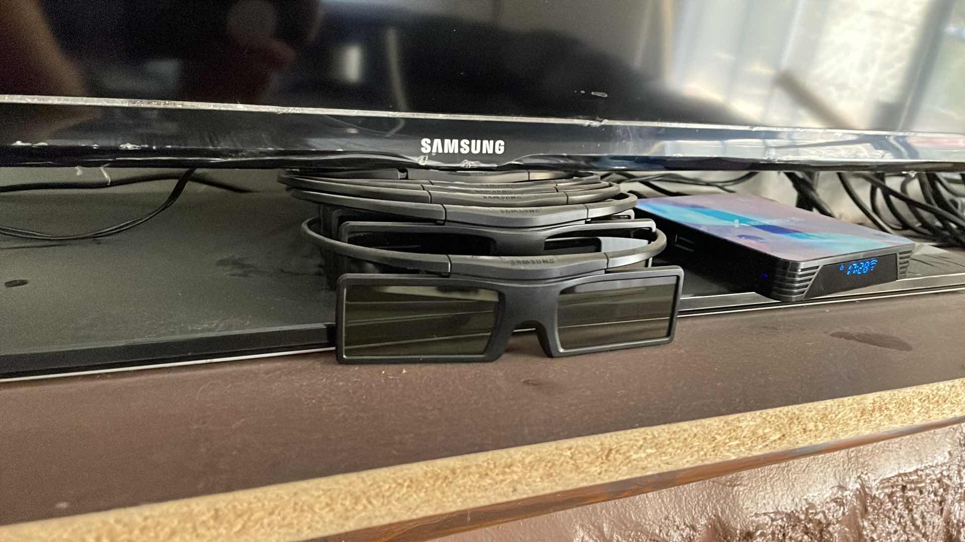 Photo 3 of SAMSUNG 50” 3D TV 8 GLASSES