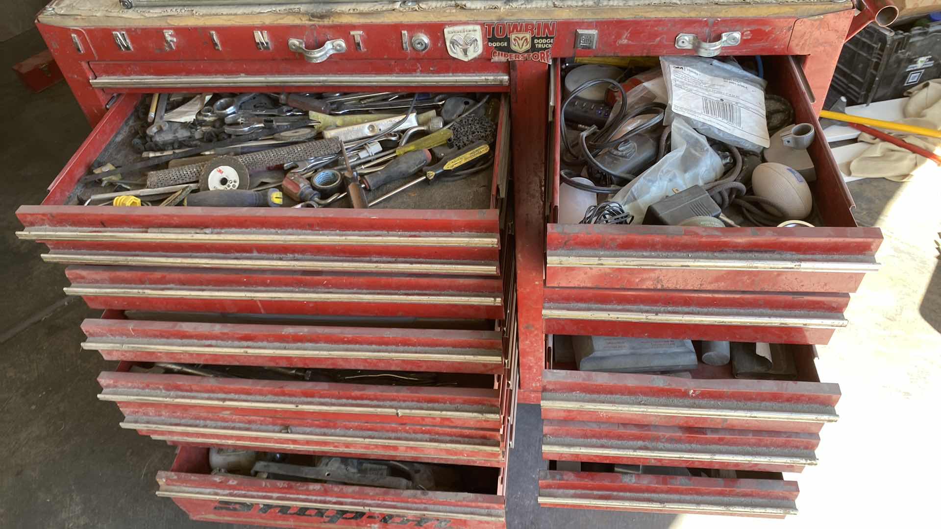 Photo 16 of SNAP ON TOOLS TOOL BOX WITH AUTO BODY TOOLS AND MORE EST VALUE $3,000