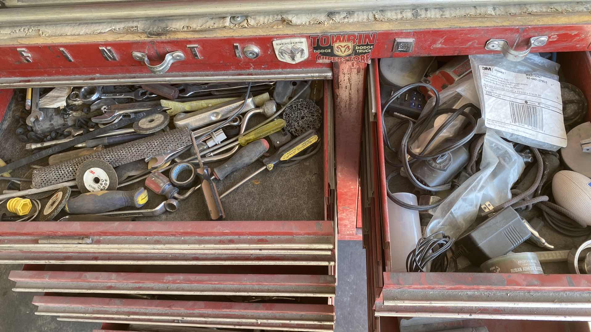 Photo 2 of SNAP ON TOOLS TOOL BOX WITH AUTO BODY TOOLS AND MORE EST VALUE $3,000