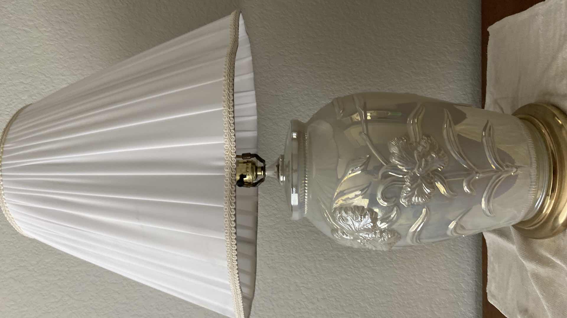 Photo 4 of WHITE IRIDESCENT GLASS TABLE LAMP H31”