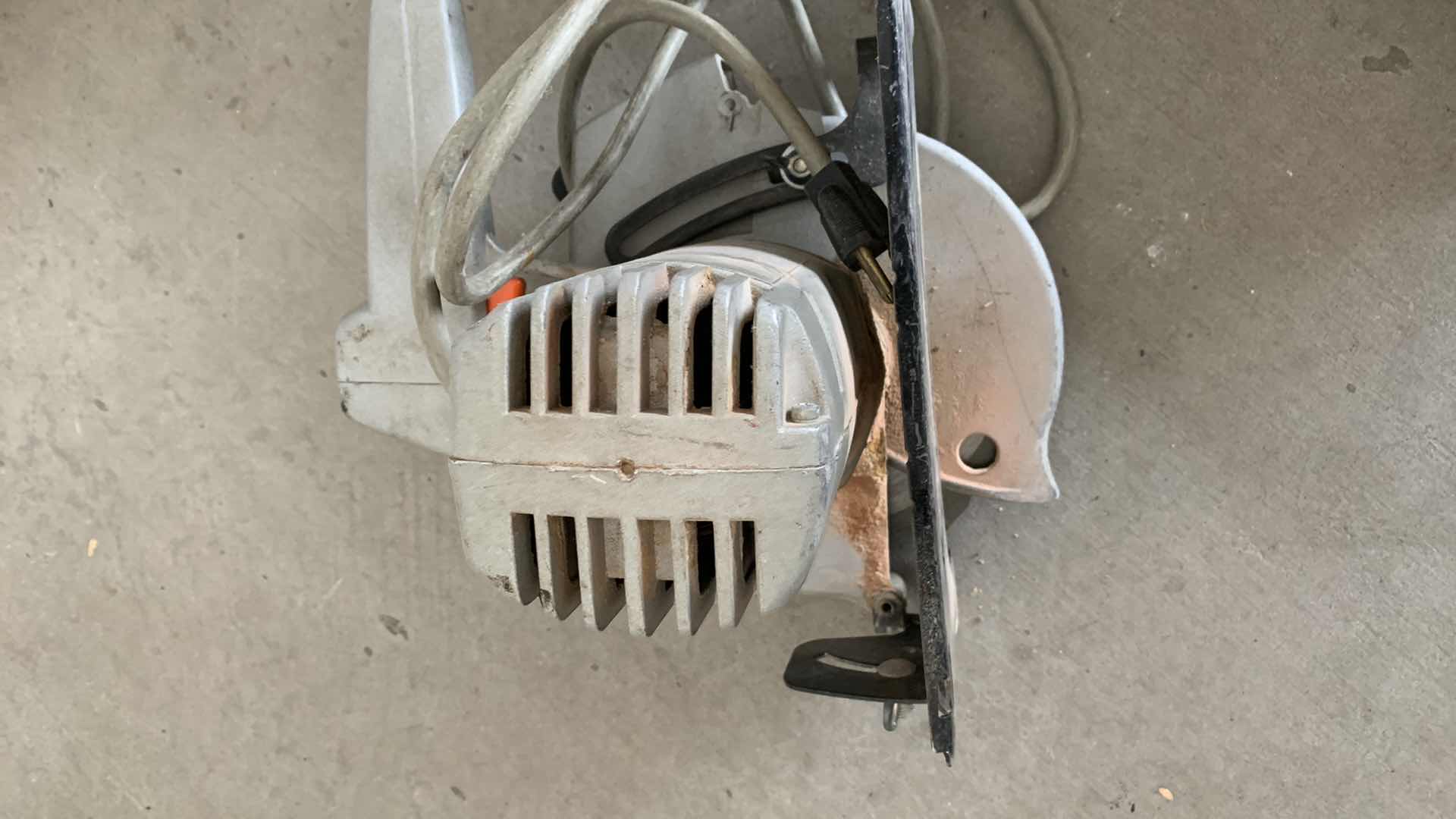 Photo 2 of BLACK AND DECKER CIRCULAR SAW