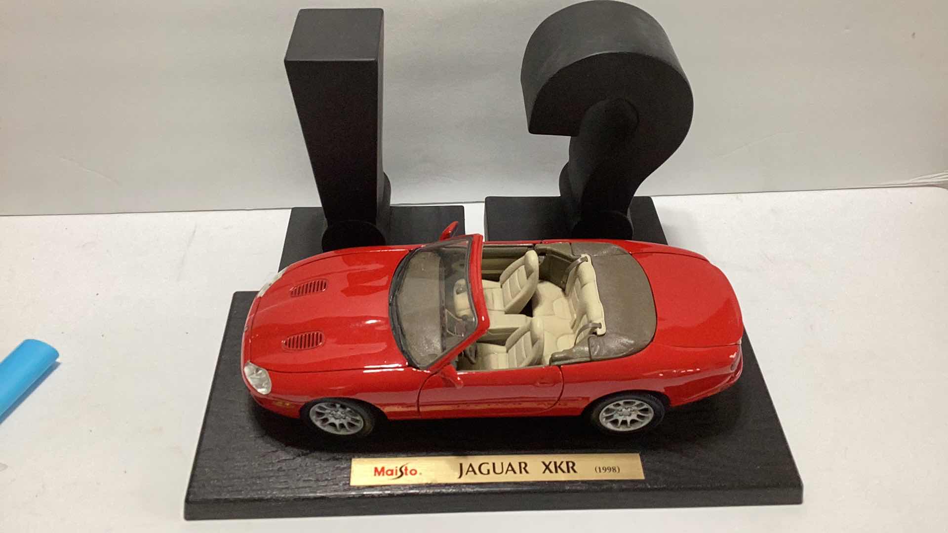 Photo 1 of MAISTO JAGUAR XKR 1998 MODEL SCALE AND UNIQUE BOOK ENDS