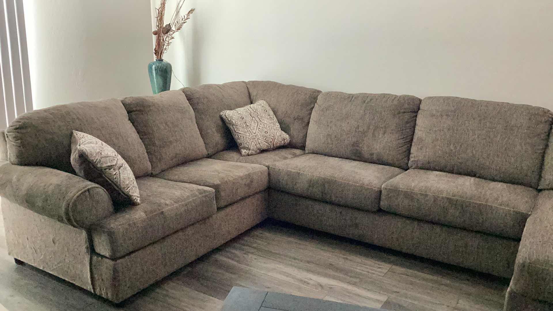 Photo 2 of SIGNATURE DESIGN BY ASHLEY HOYLAKE 3-PIECE CHOCOLATE SECTIONAL WITH CHAISE
88”x 145 “x 37 “ - BUYER TO REMOVE FROM UPPER FLOOR - BRING HELP 
