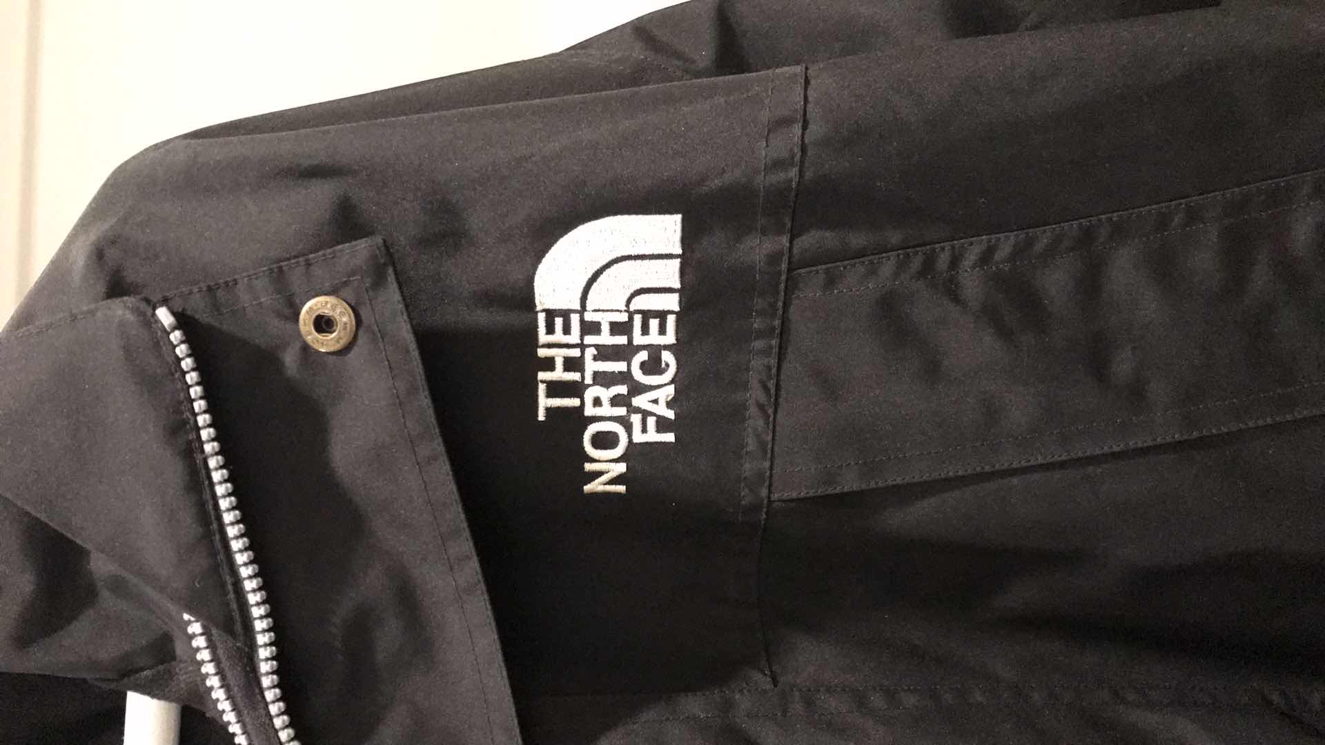 Photo 2 of NORTH FACE GORE TEX JACKET SIZE M