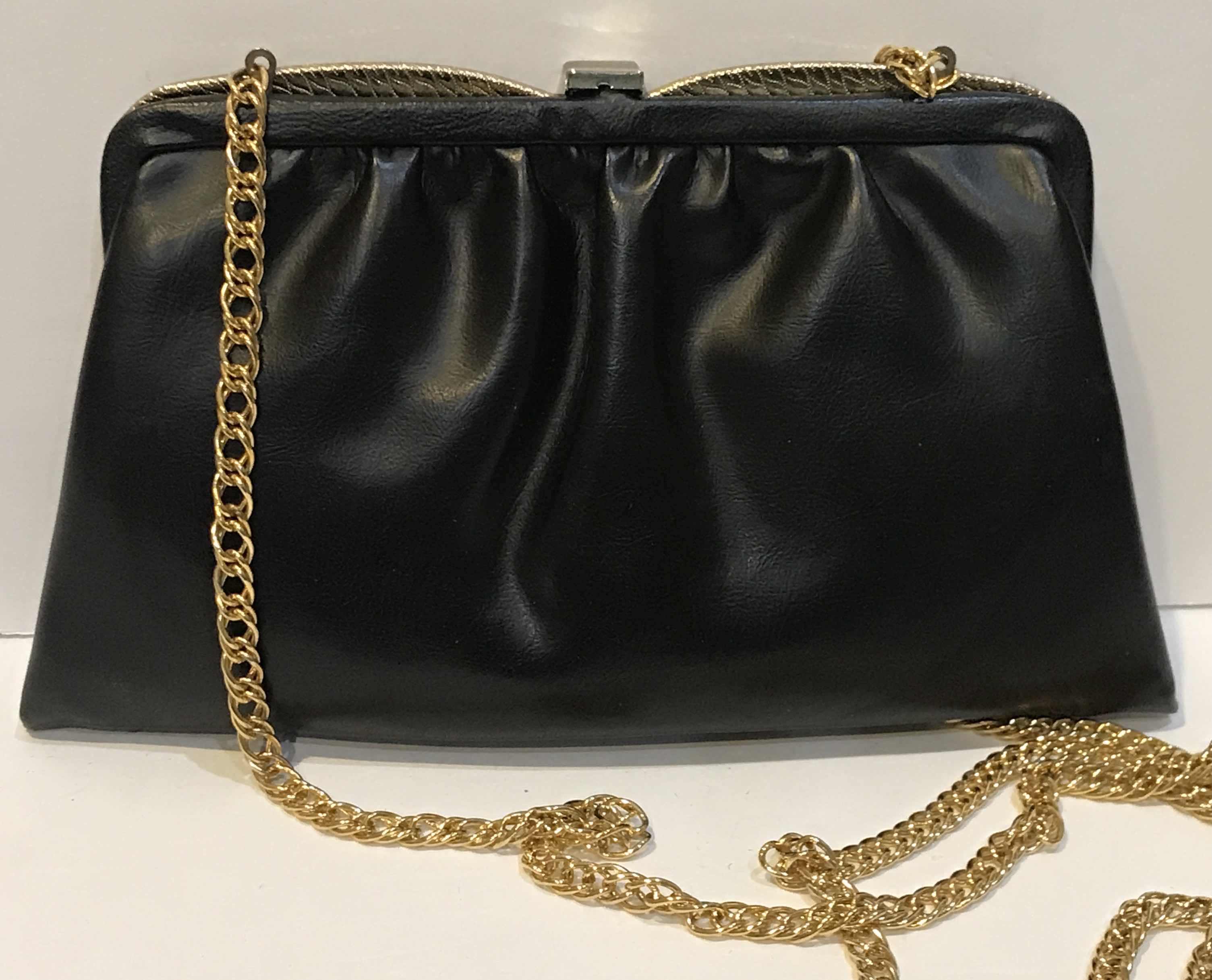 Photo 1 of VINTAGE ANDE SHOULDER BAG W/ KISS CLASP LOCK AND GOLD CHAIN