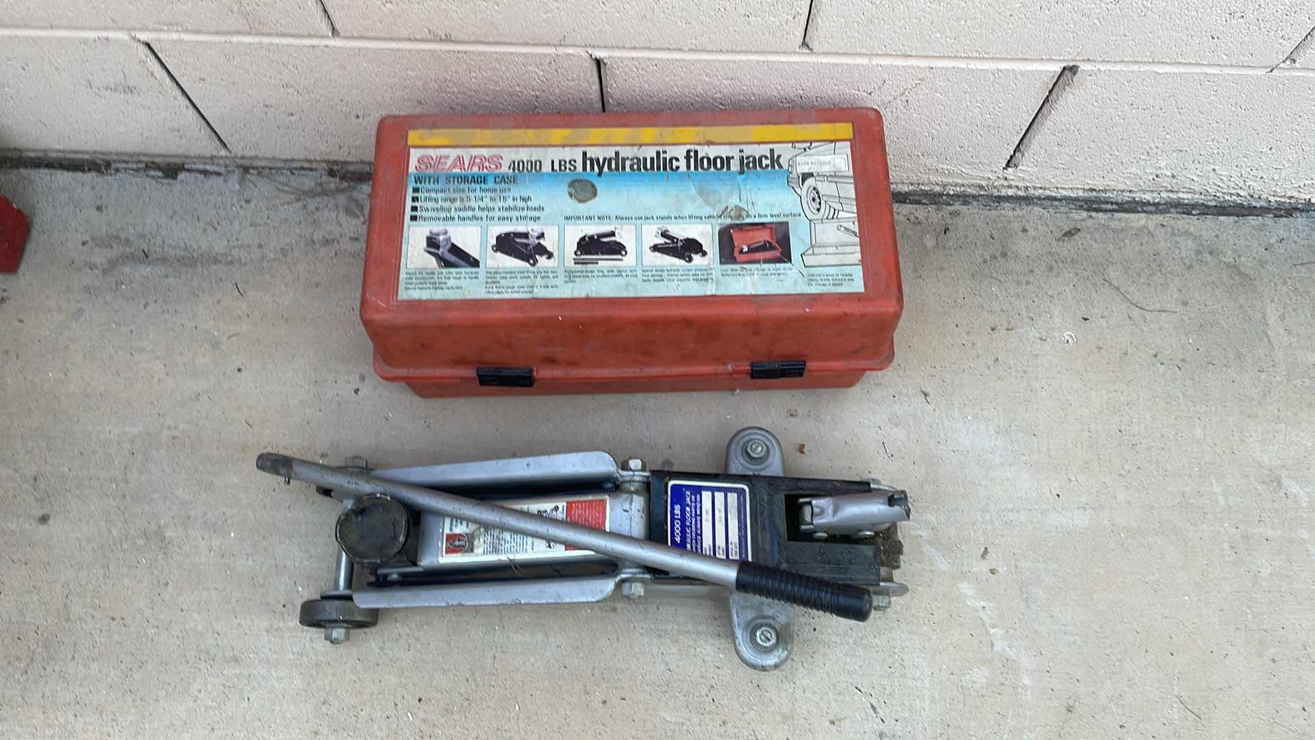 Photo 1 of 4000 LBS HYDRAULIC FLOOR JACK