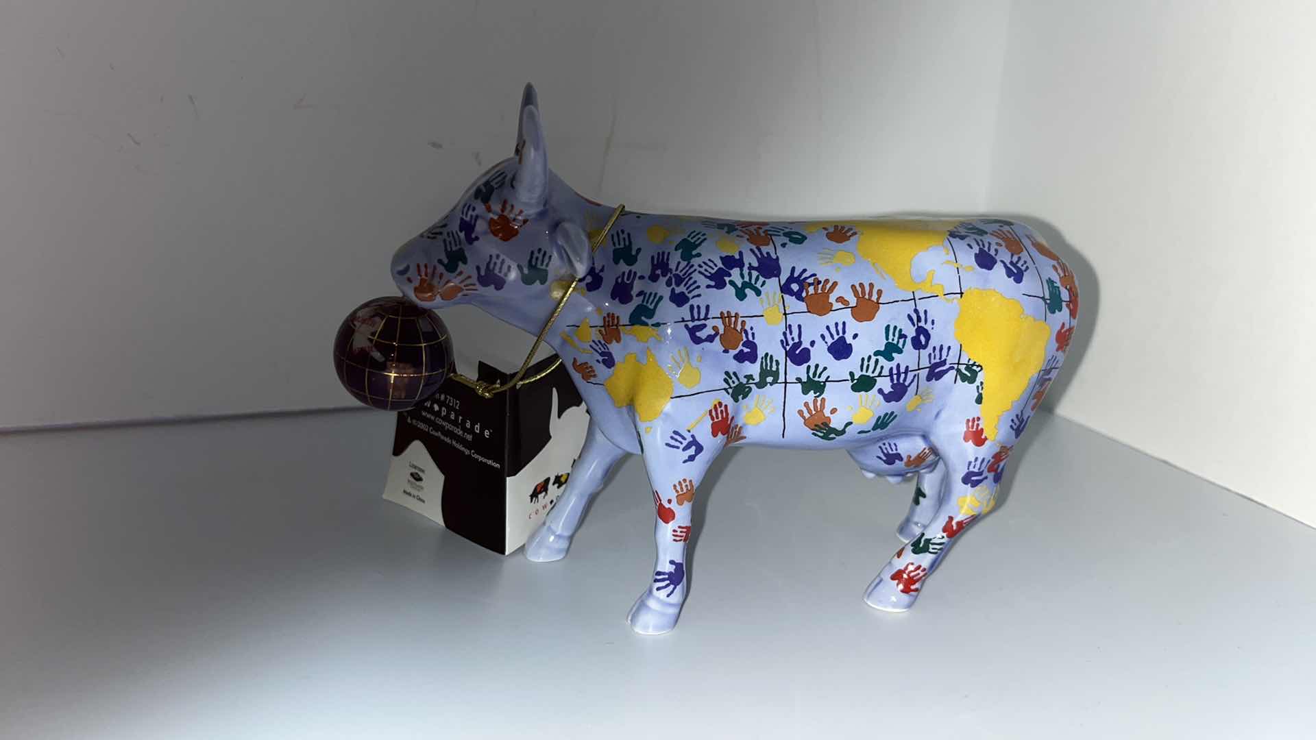 Photo 4 of WESTLAND GIFTWARE COW PARADE IT’S A SMOOLL WORLD FIGURINE 2002 (7312)