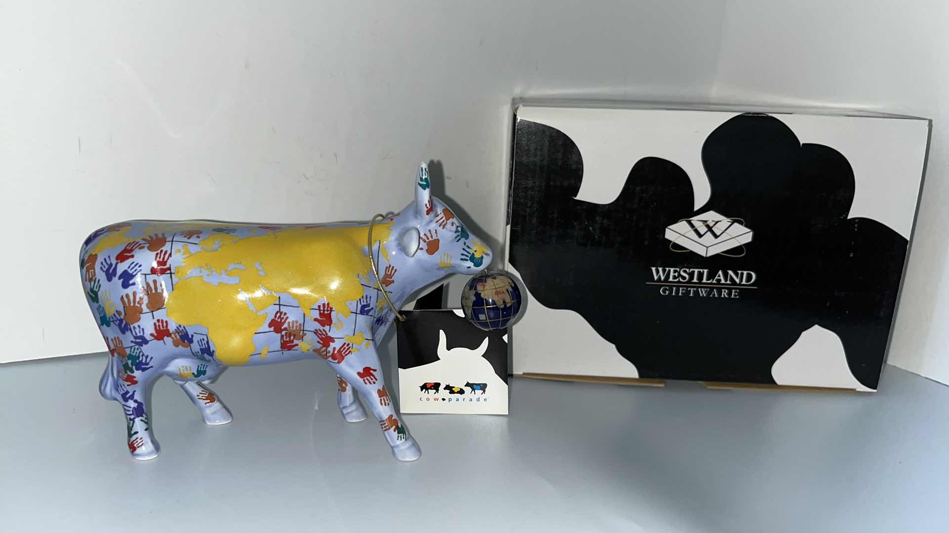 Photo 1 of WESTLAND GIFTWARE COW PARADE IT’S A SMOOLL WORLD FIGURINE 2002 (7312)